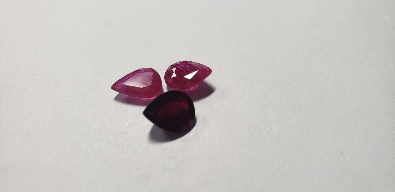 Ruby Pear: 9mm x 7mm