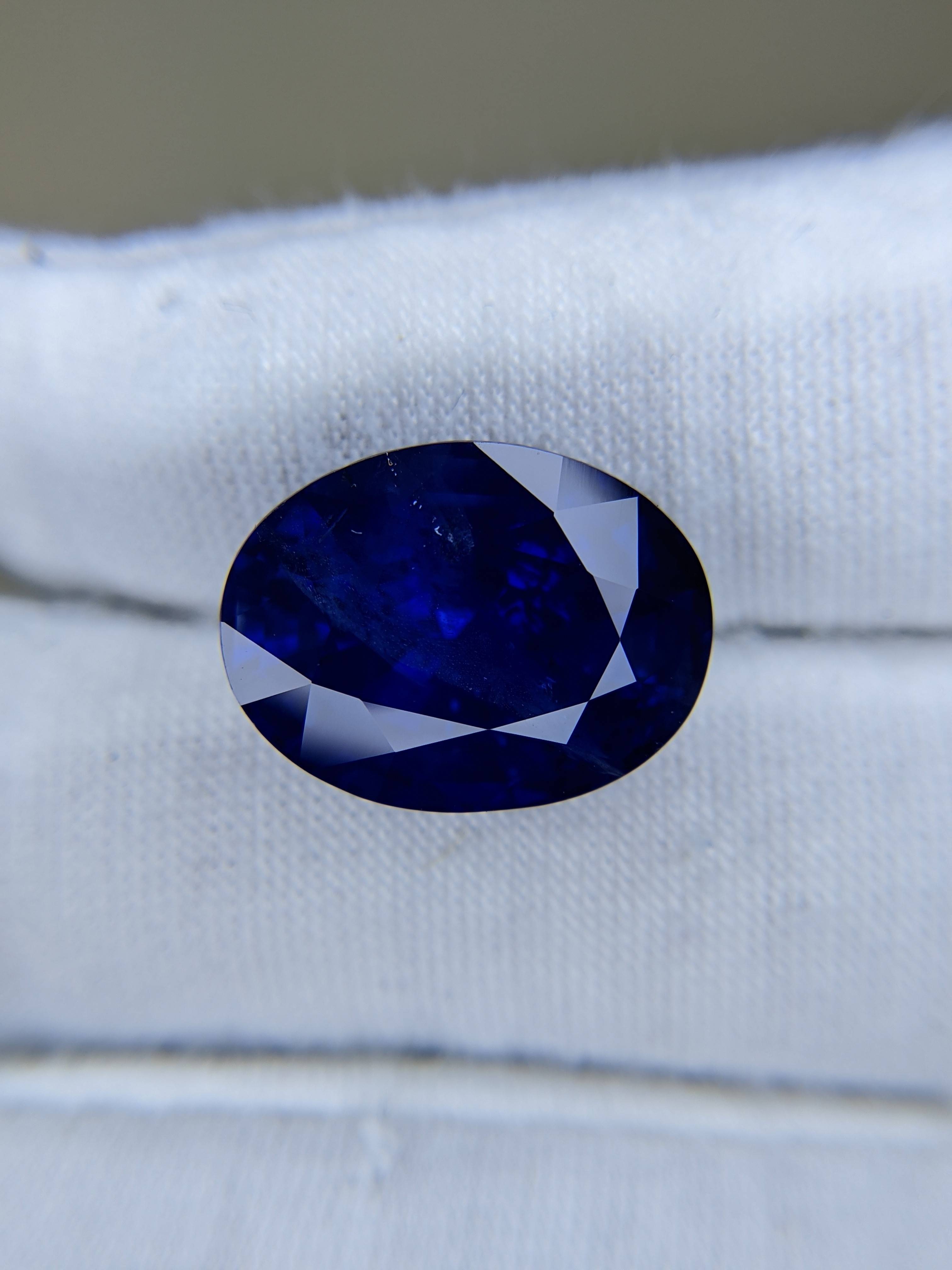 Blue Sapphire Oval: 16.57ct