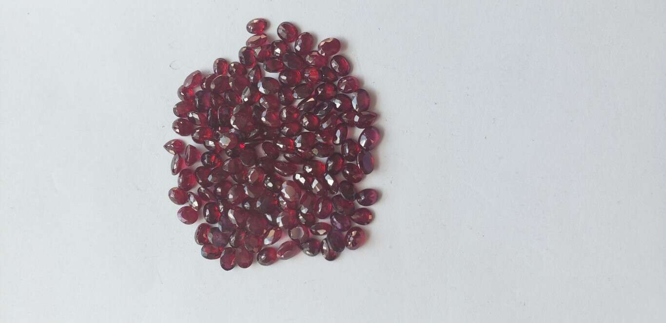 Ruby-Oval: 4mm x 3mm