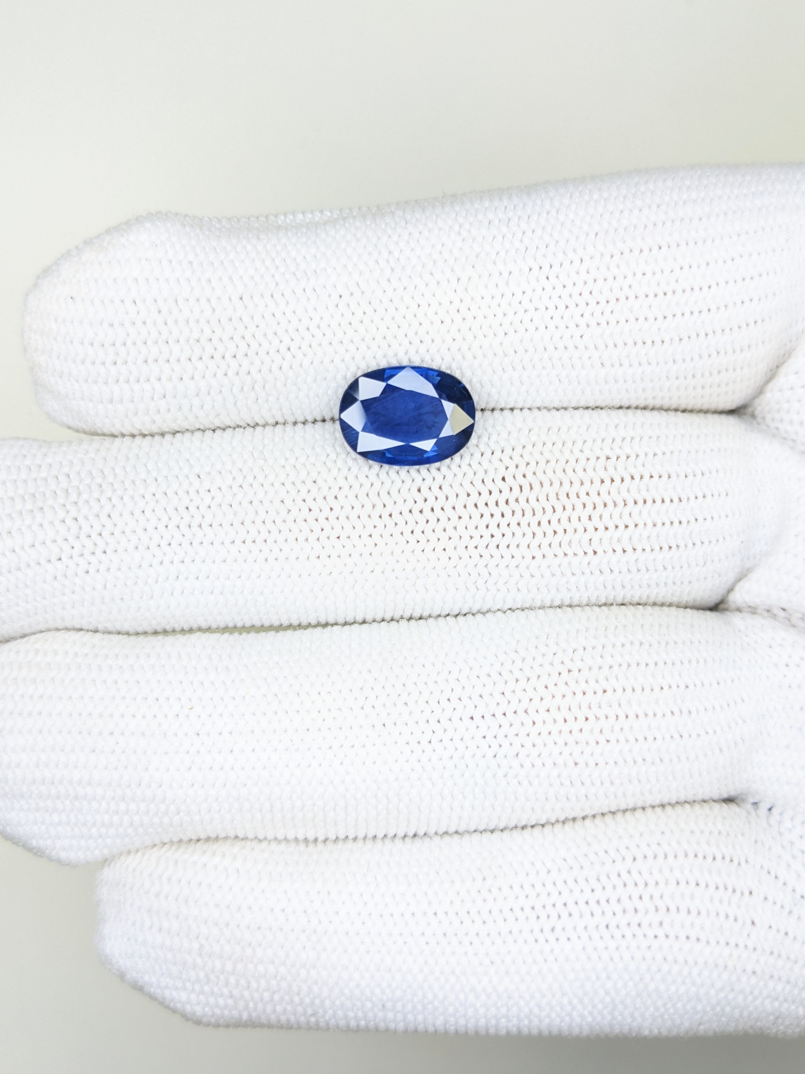 Sapphire Oval: 3.08ct