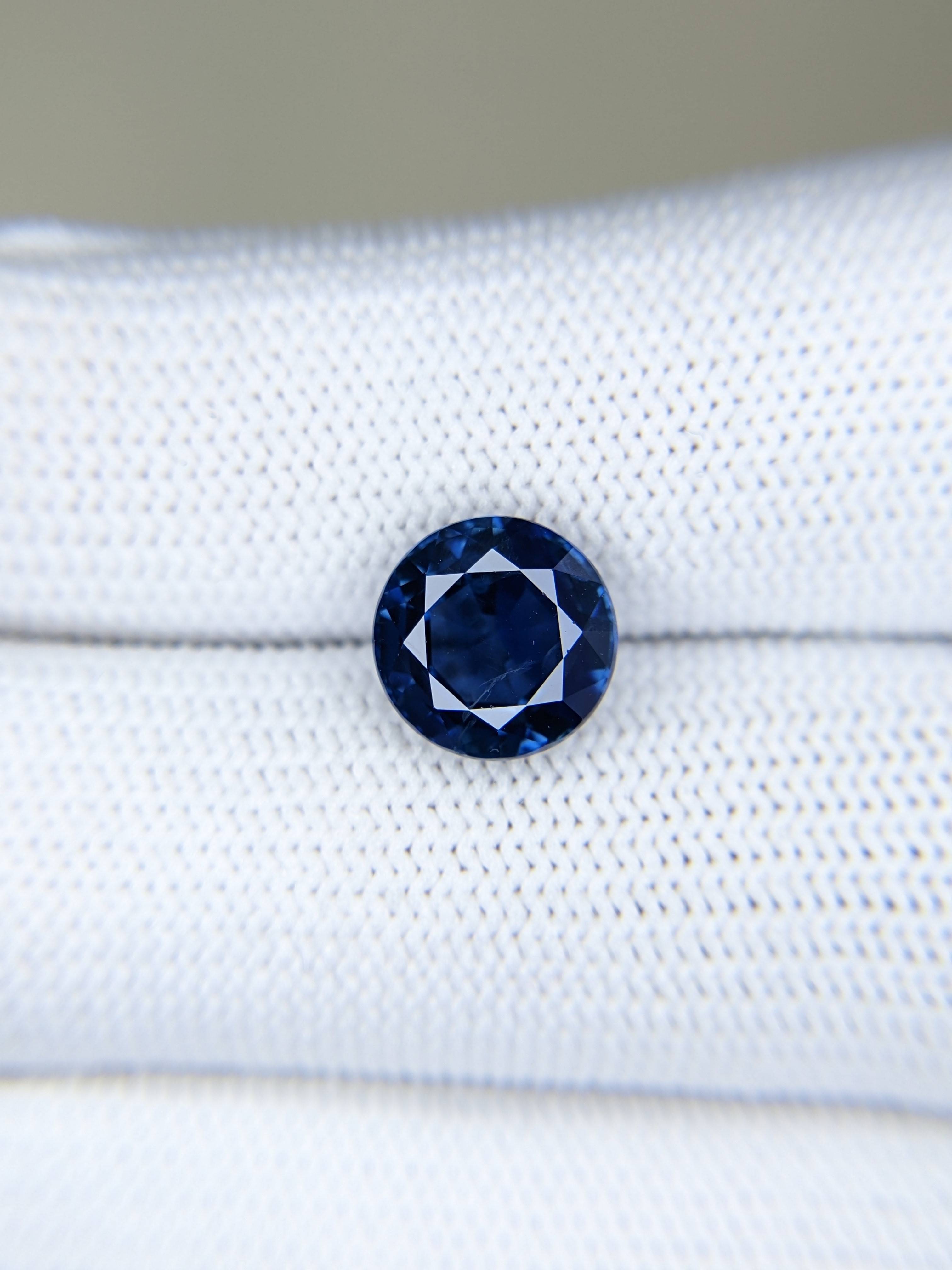 Sapphire Round: 3.91ct