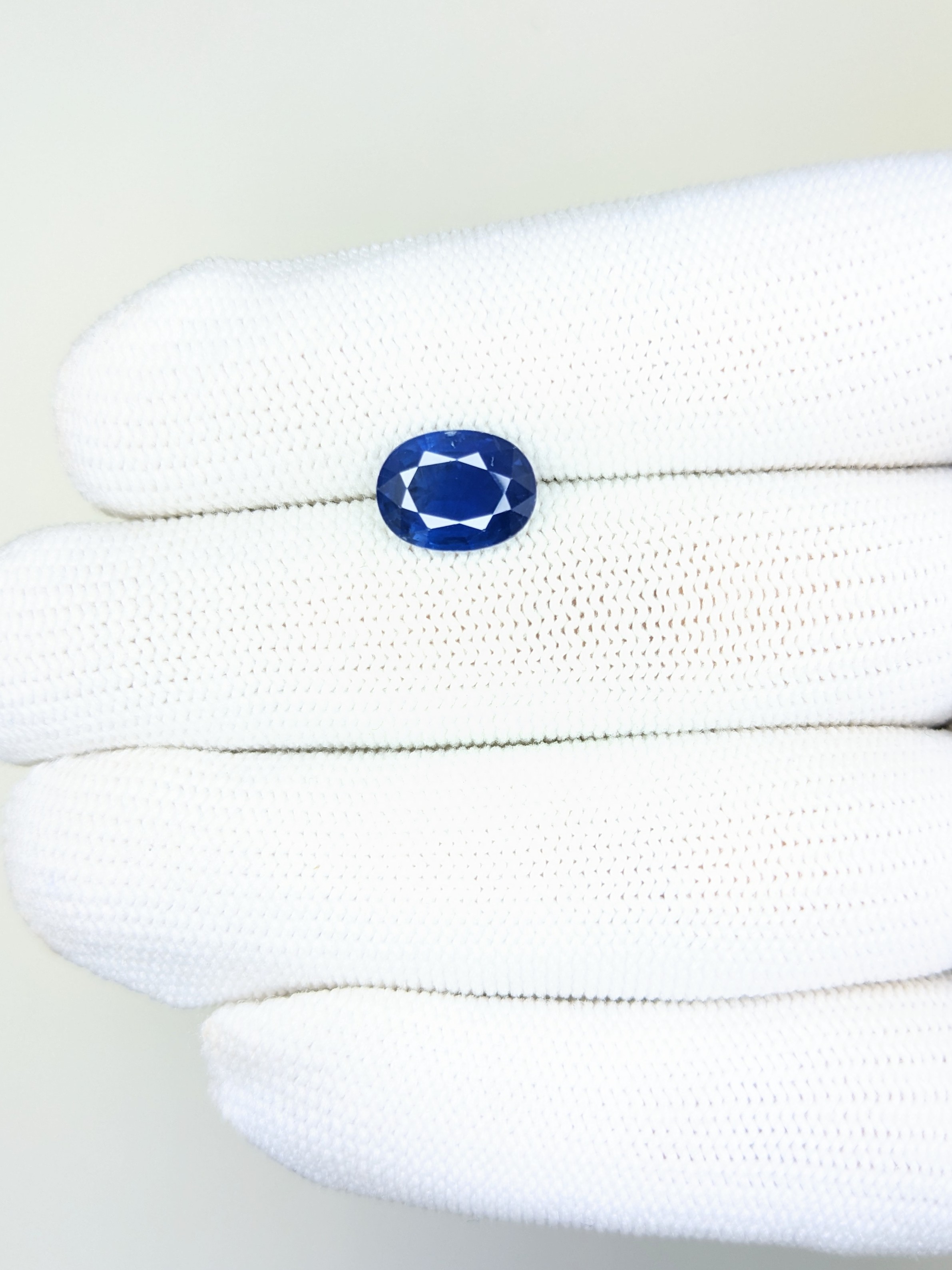 Sapphire Oval: 3.03ct