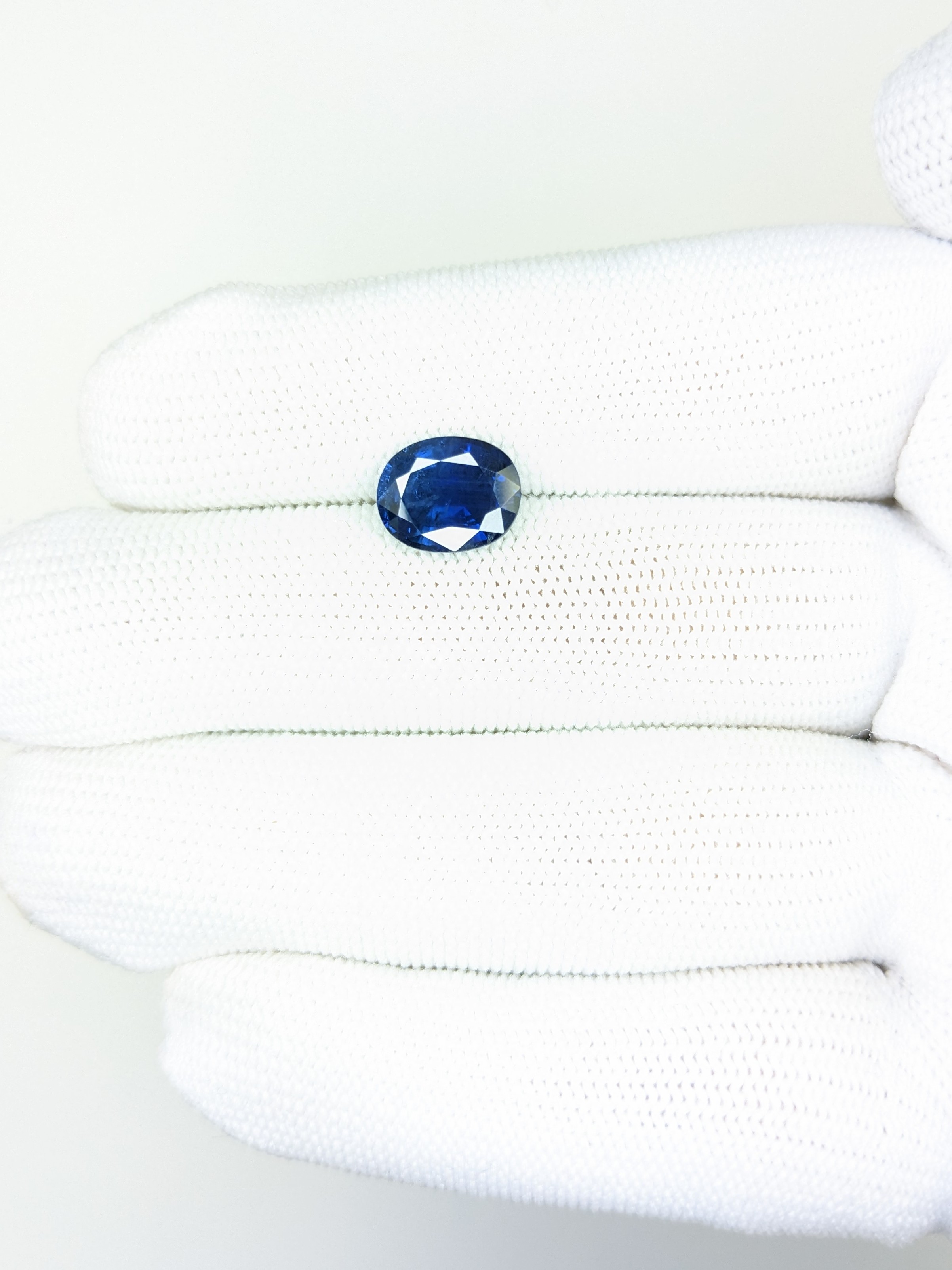 Sapphire Oval: 3.79ct