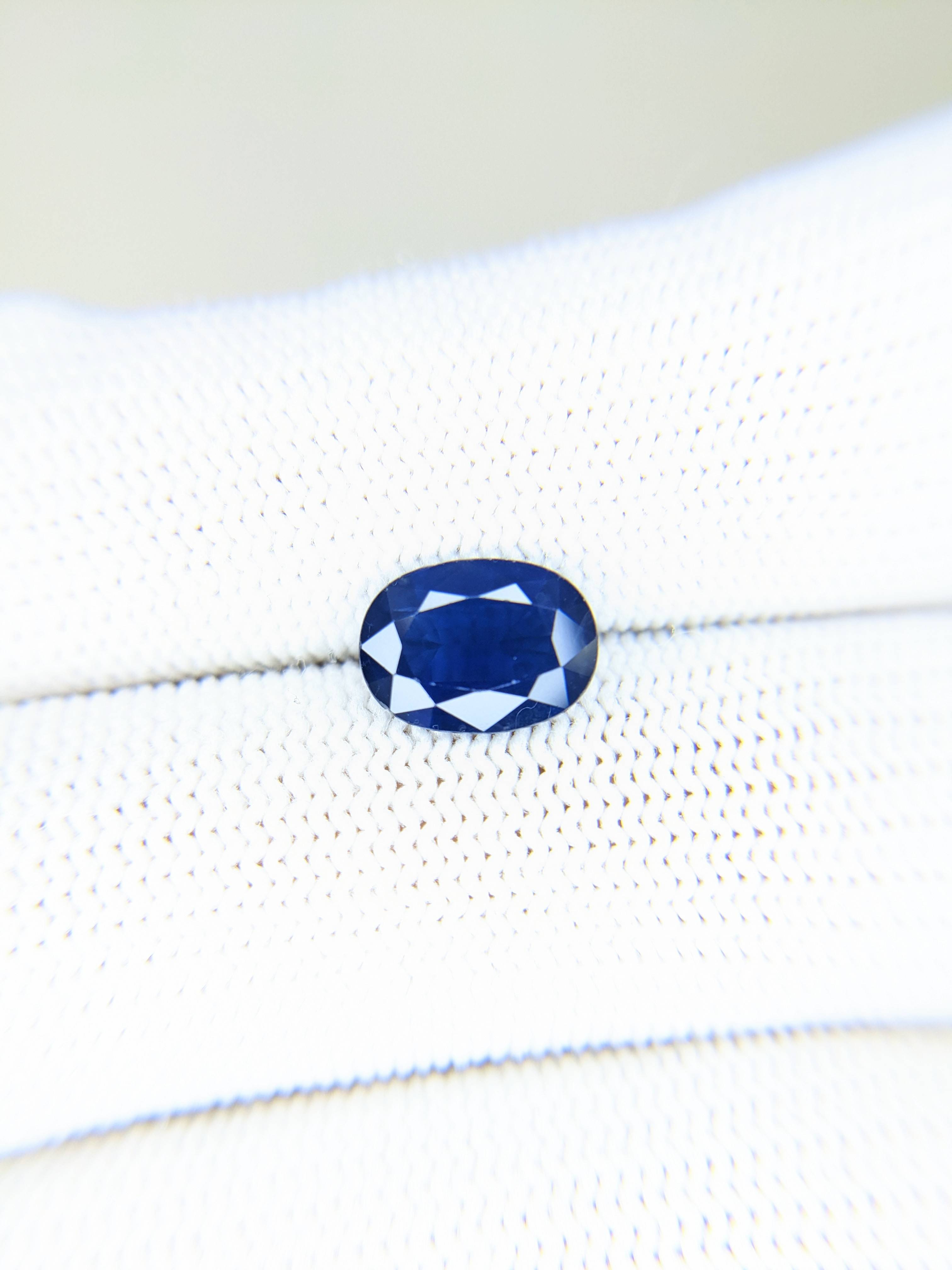 Sapphire Oval: 2.73ct