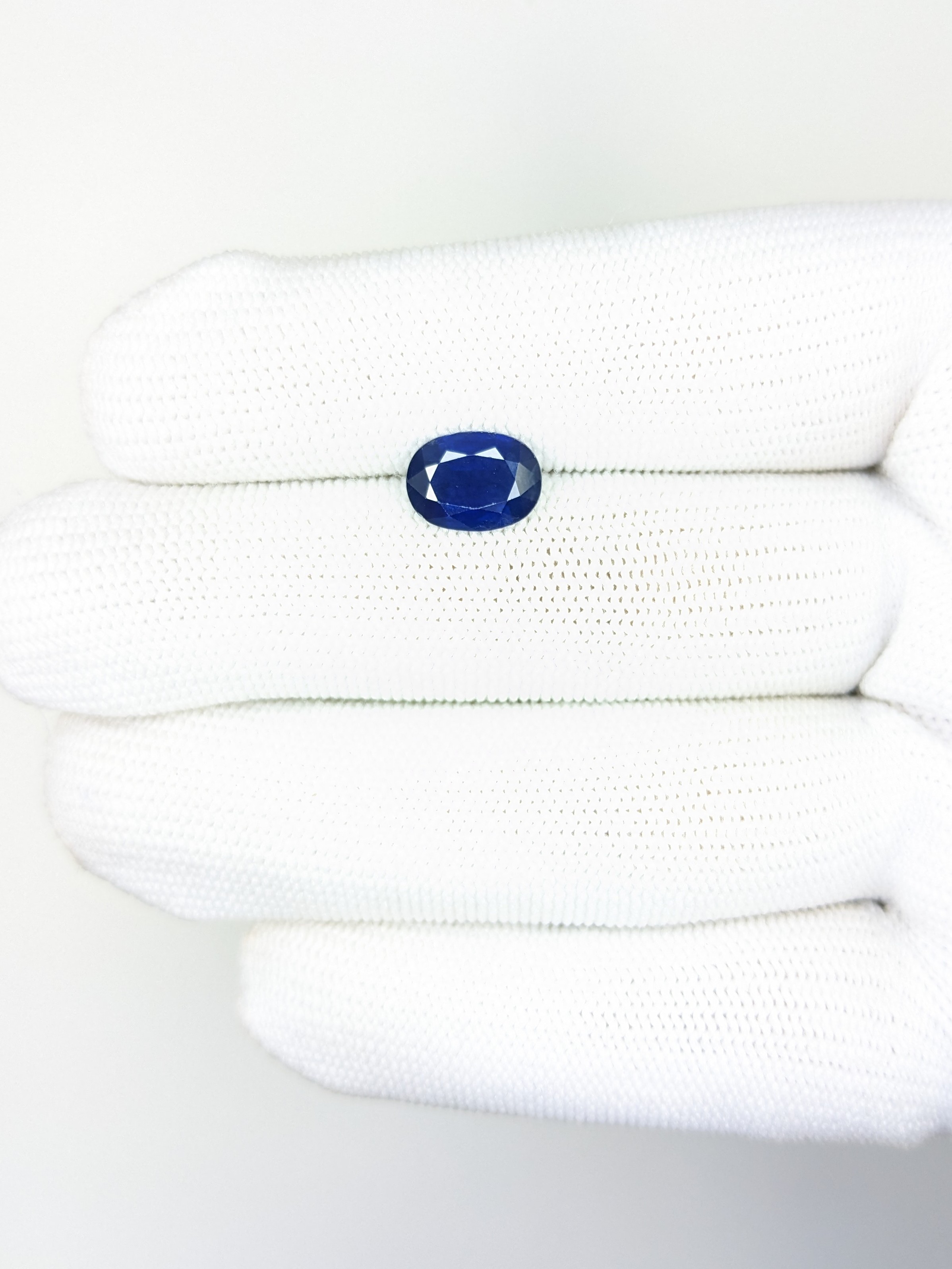 Sapphire Oval: 2.73ct