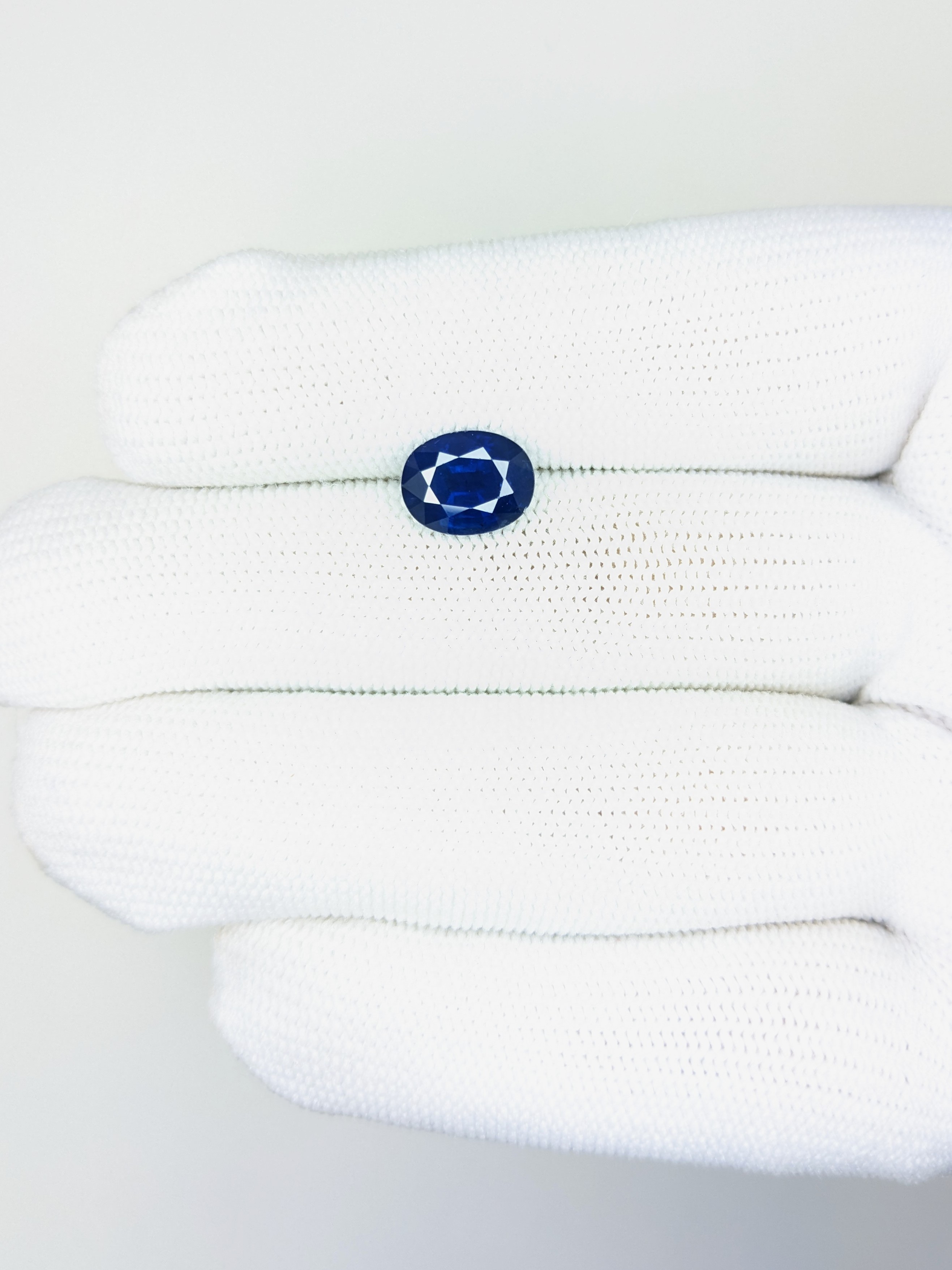 Sapphire Oval: 2.87ct