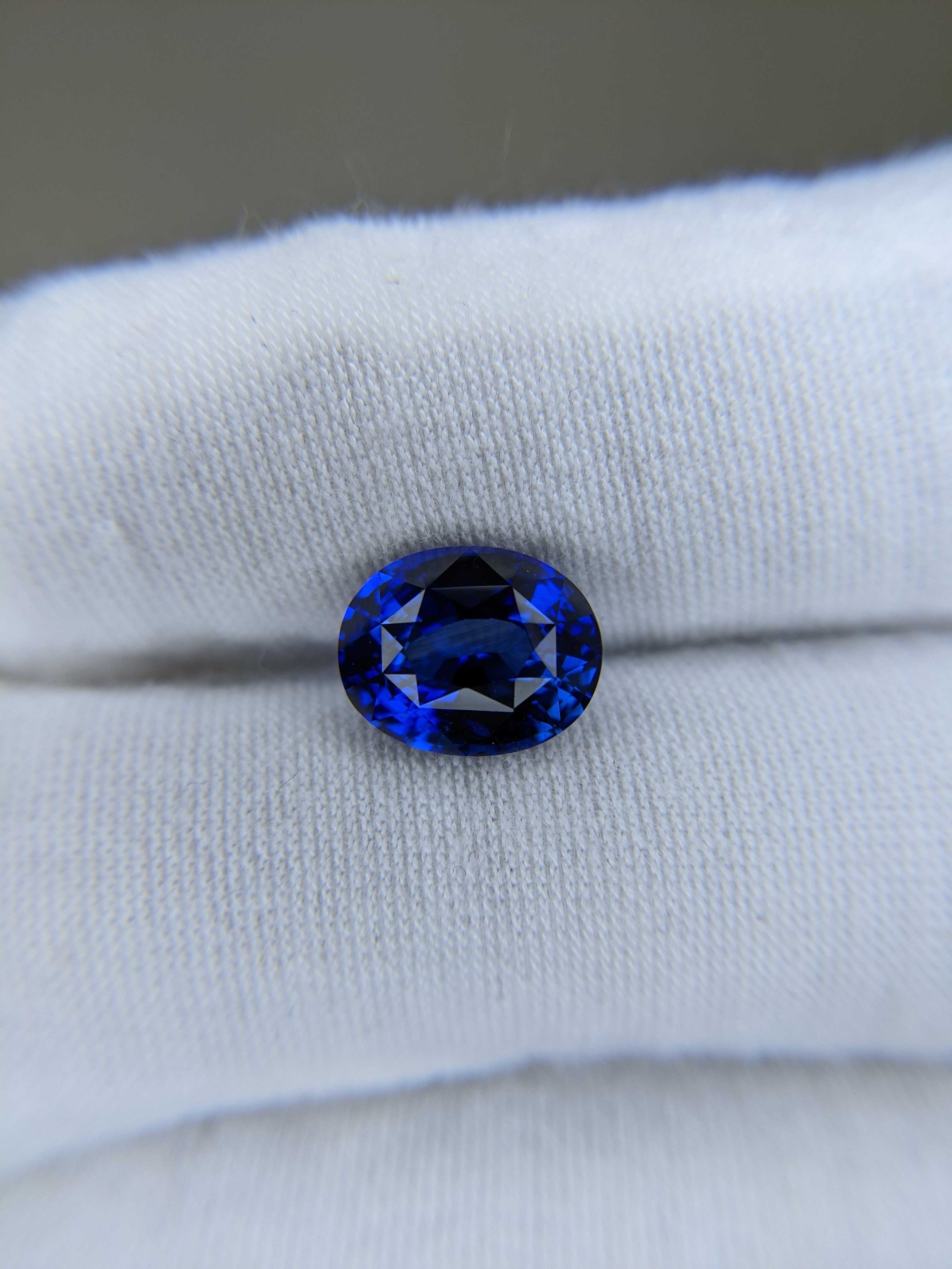 Blue Sapphire Oval: 5.03ct