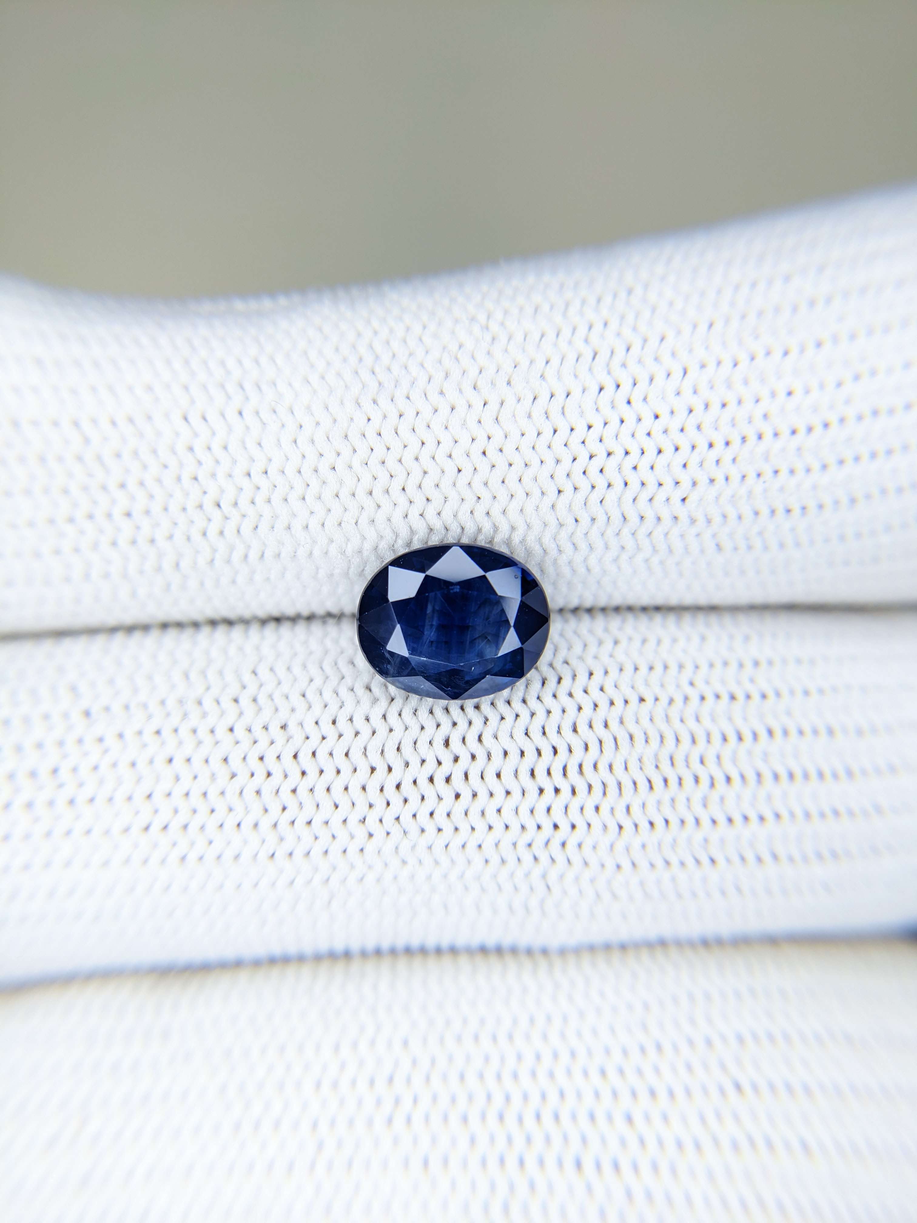 Sapphire Oval: 3.16ct