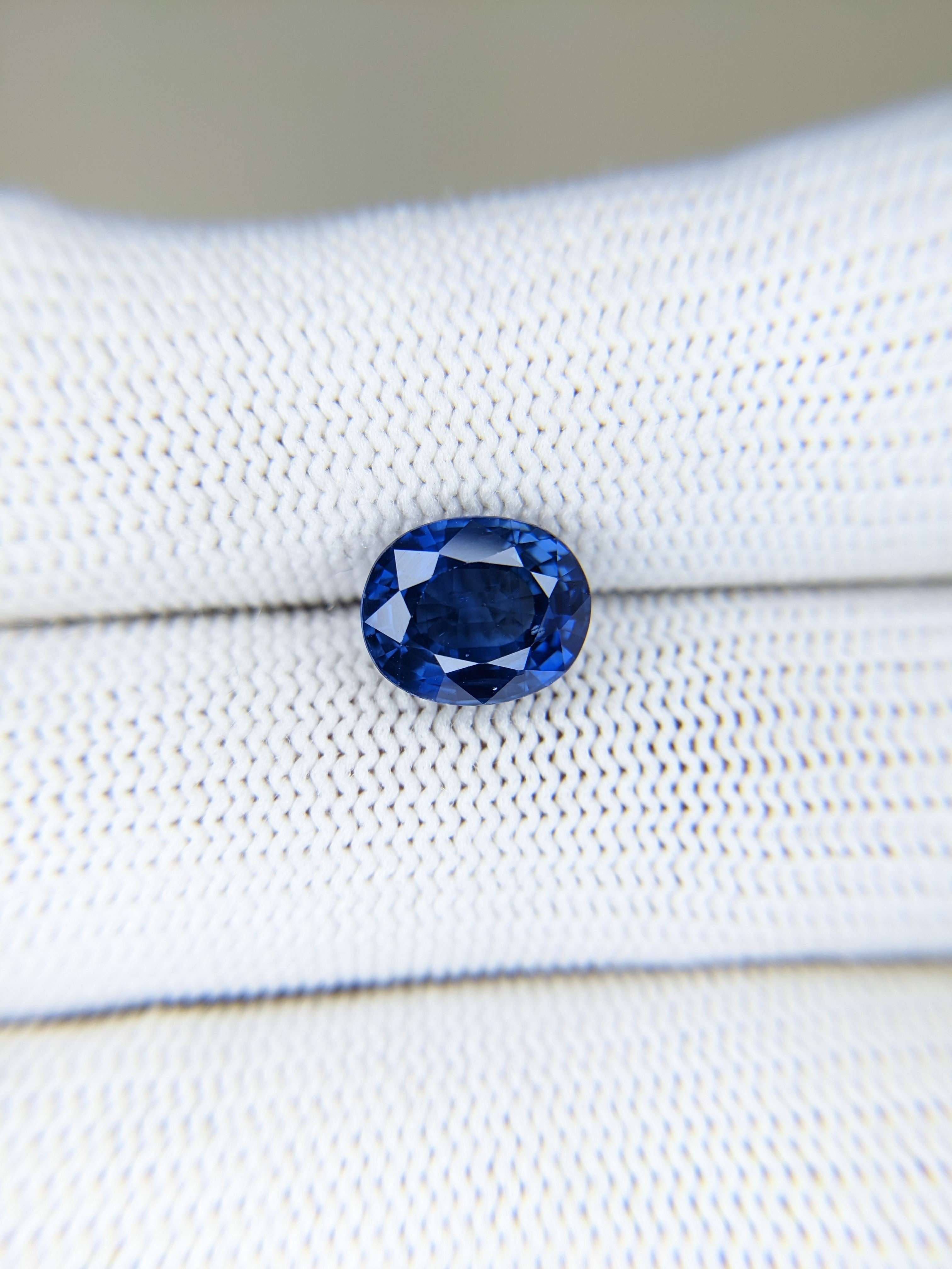 Sapphire Oval: 3.81ct