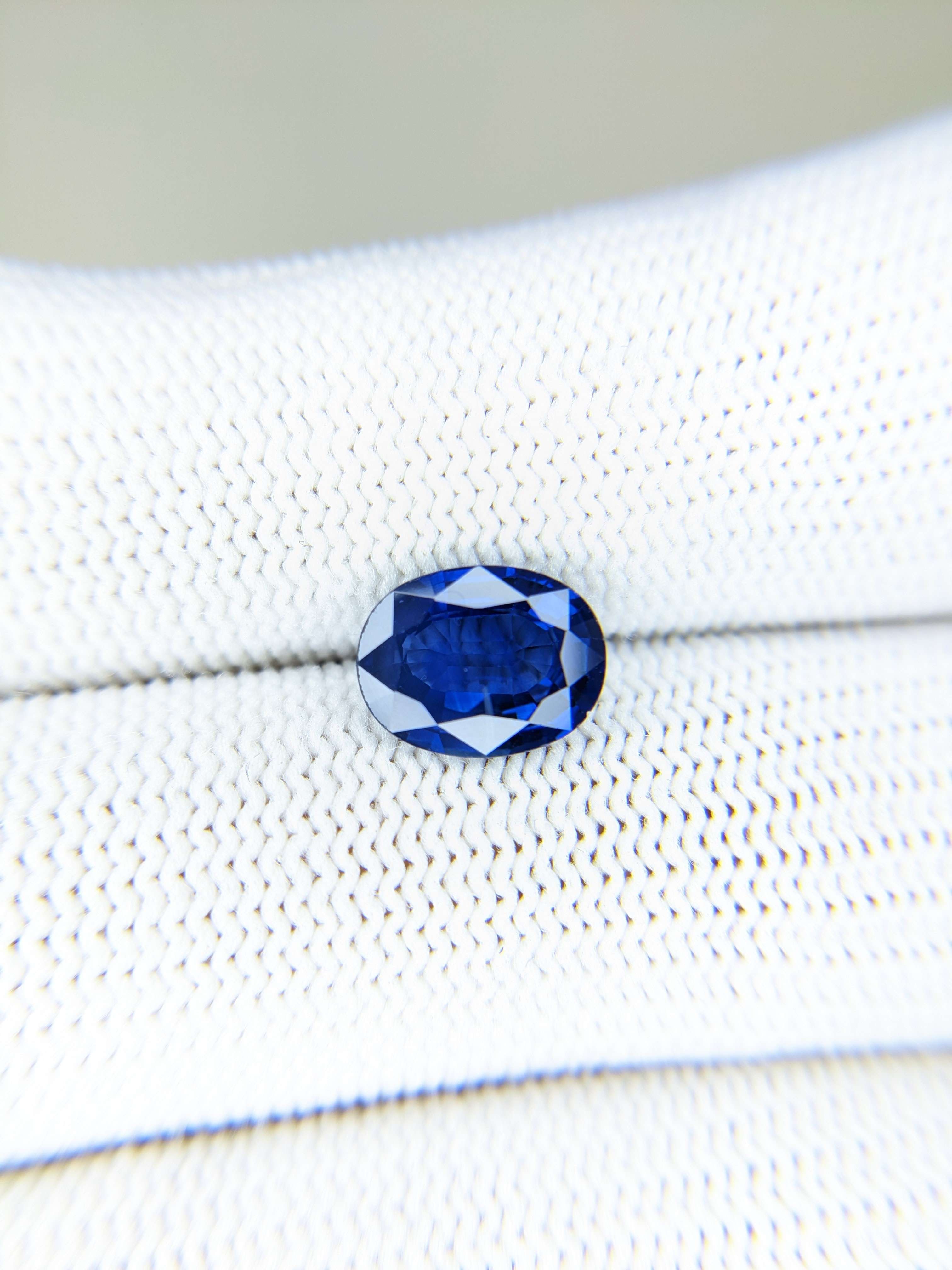 Sapphire Oval: 2.61ct
