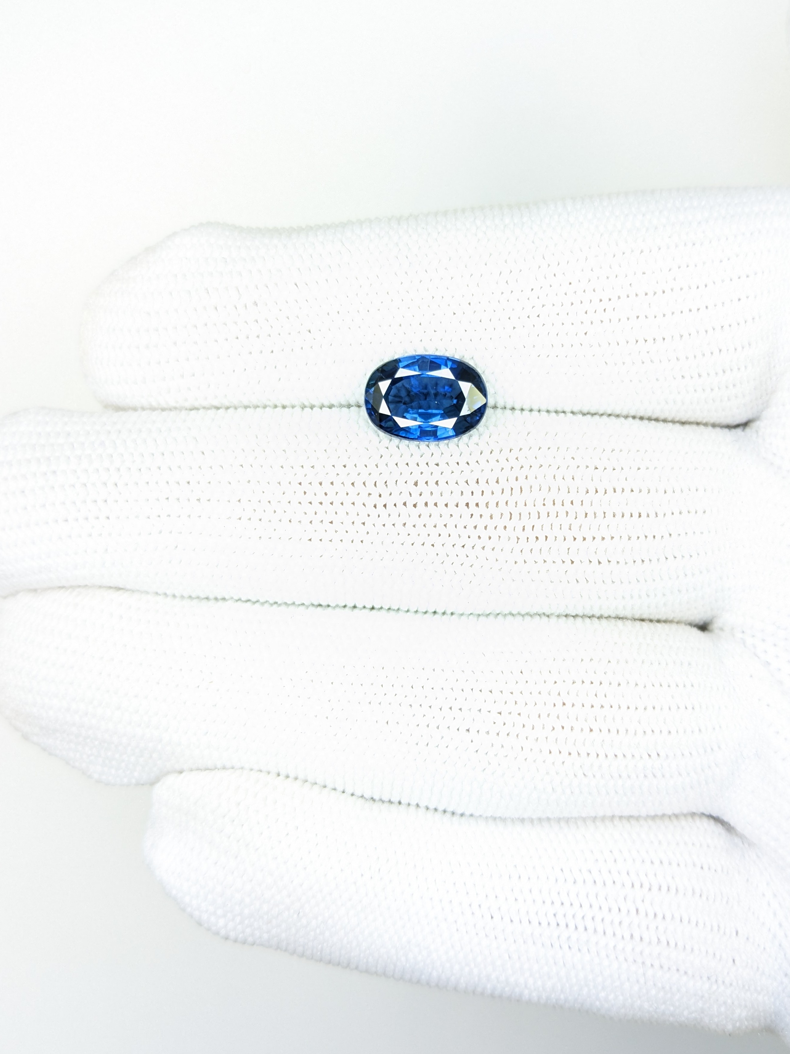 Sapphire Oval: 3.07ct