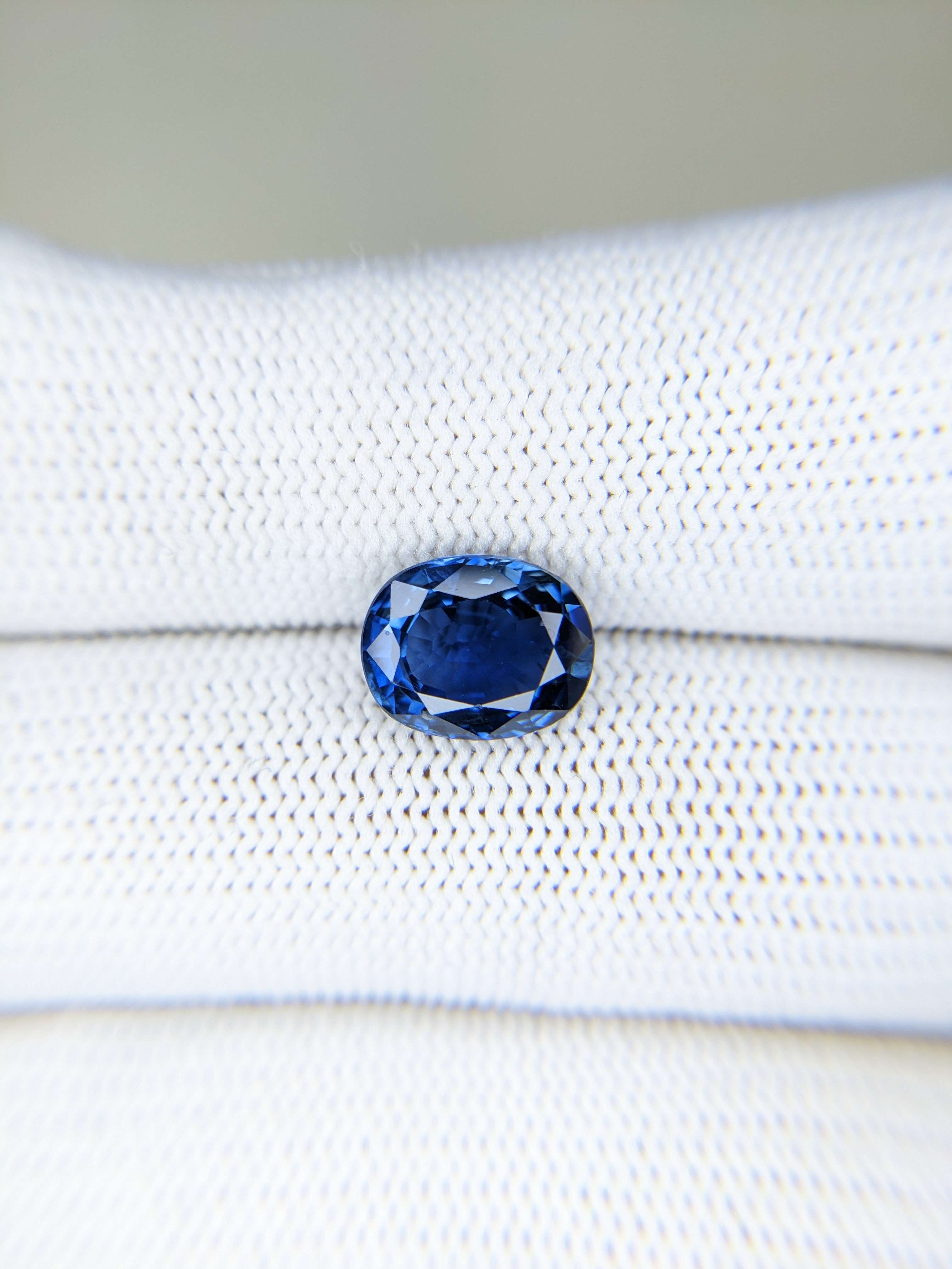 Sapphire Oval: 3.69ct