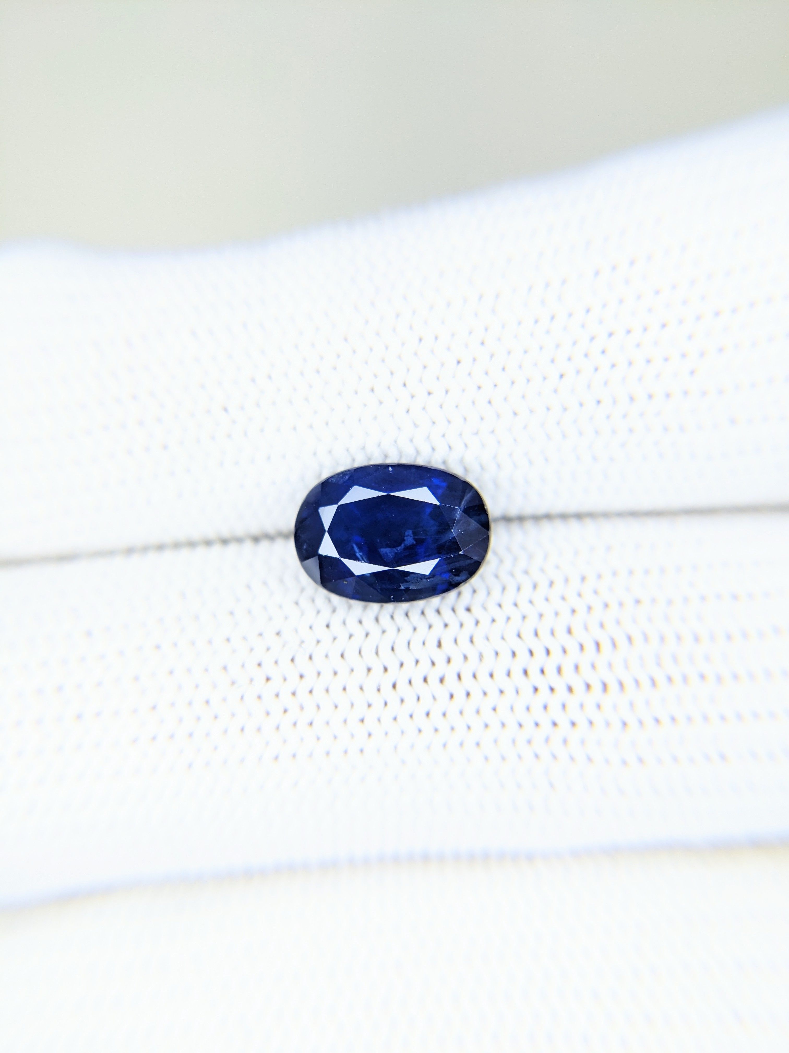 Sapphire Oval: 3.76ct
