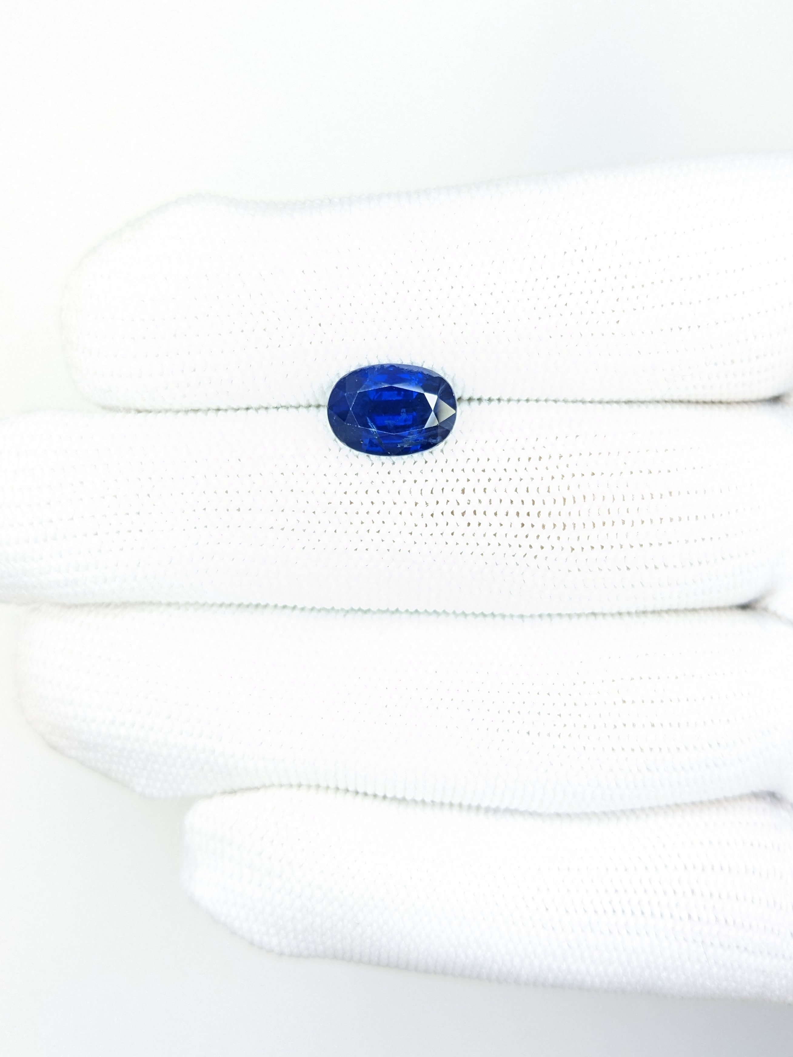 Sapphire Oval: 3.76ct