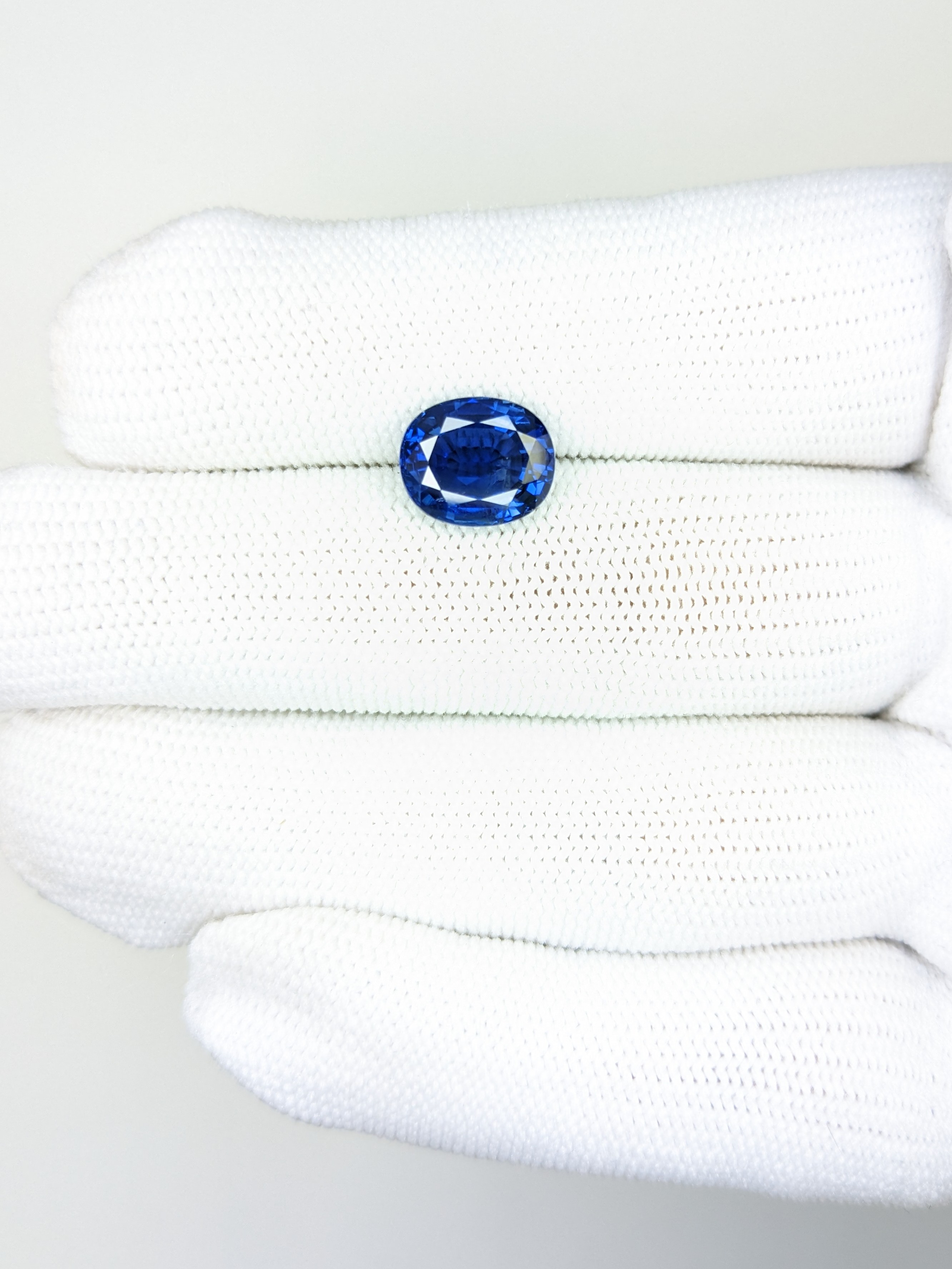 Sapphire Oval: 4.09ct