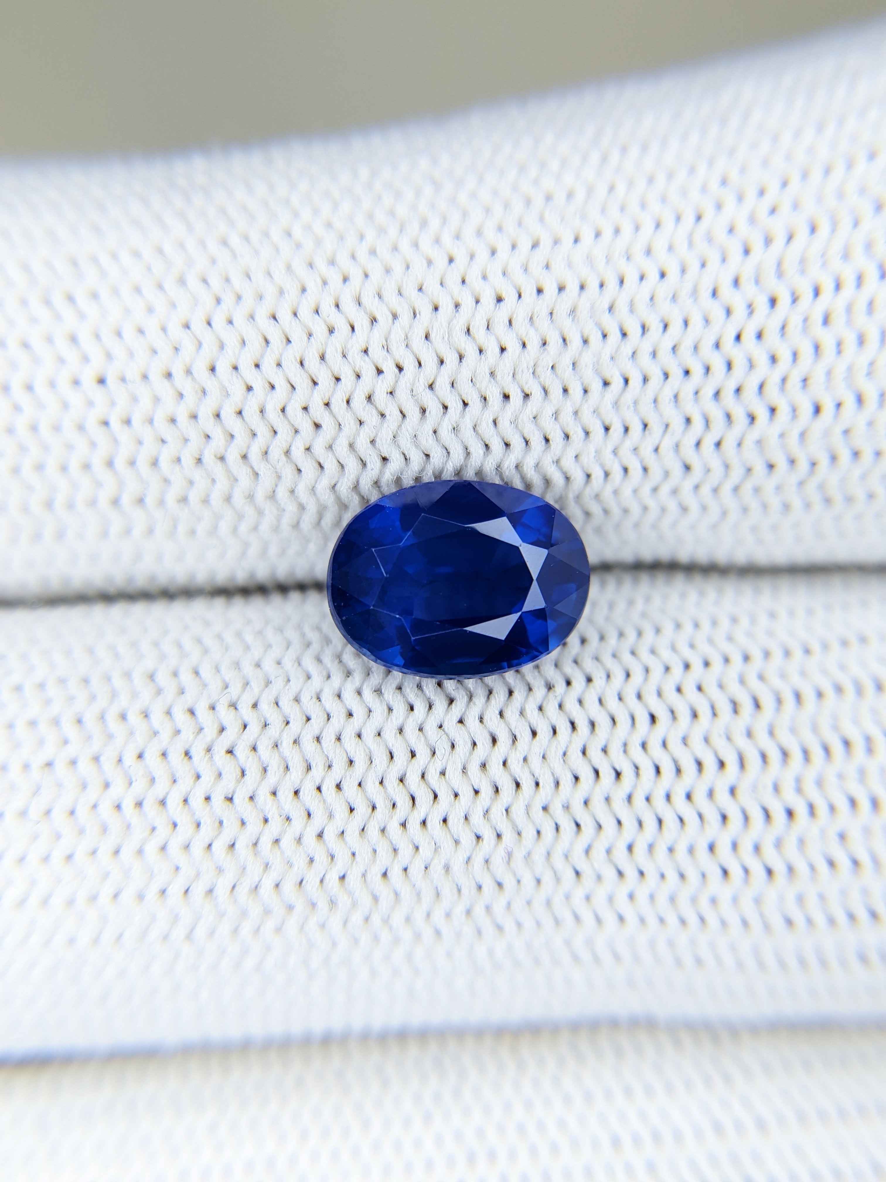 Sapphire Oval: 3.09ct