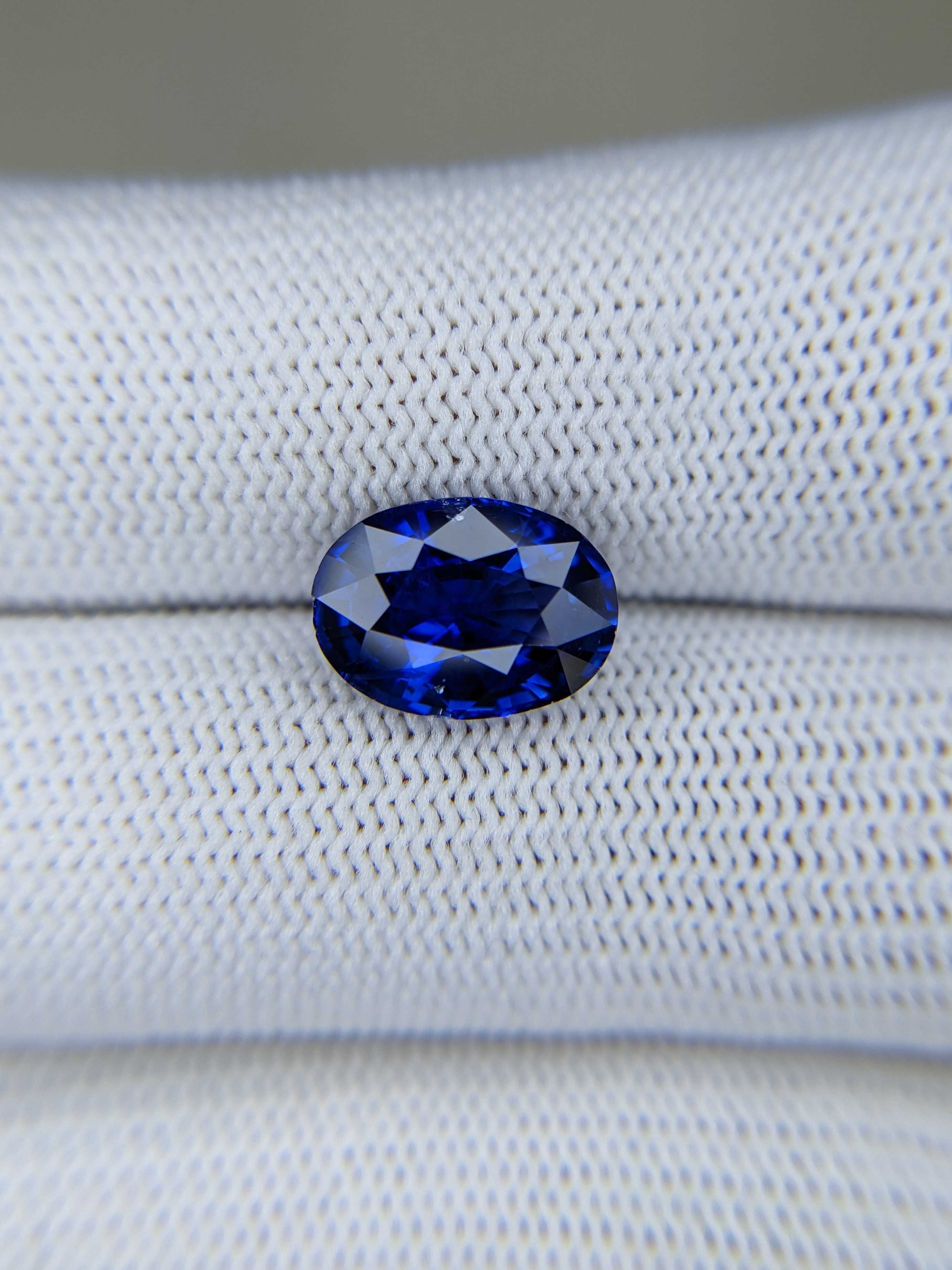 Sapphire Oval: 4.03ct