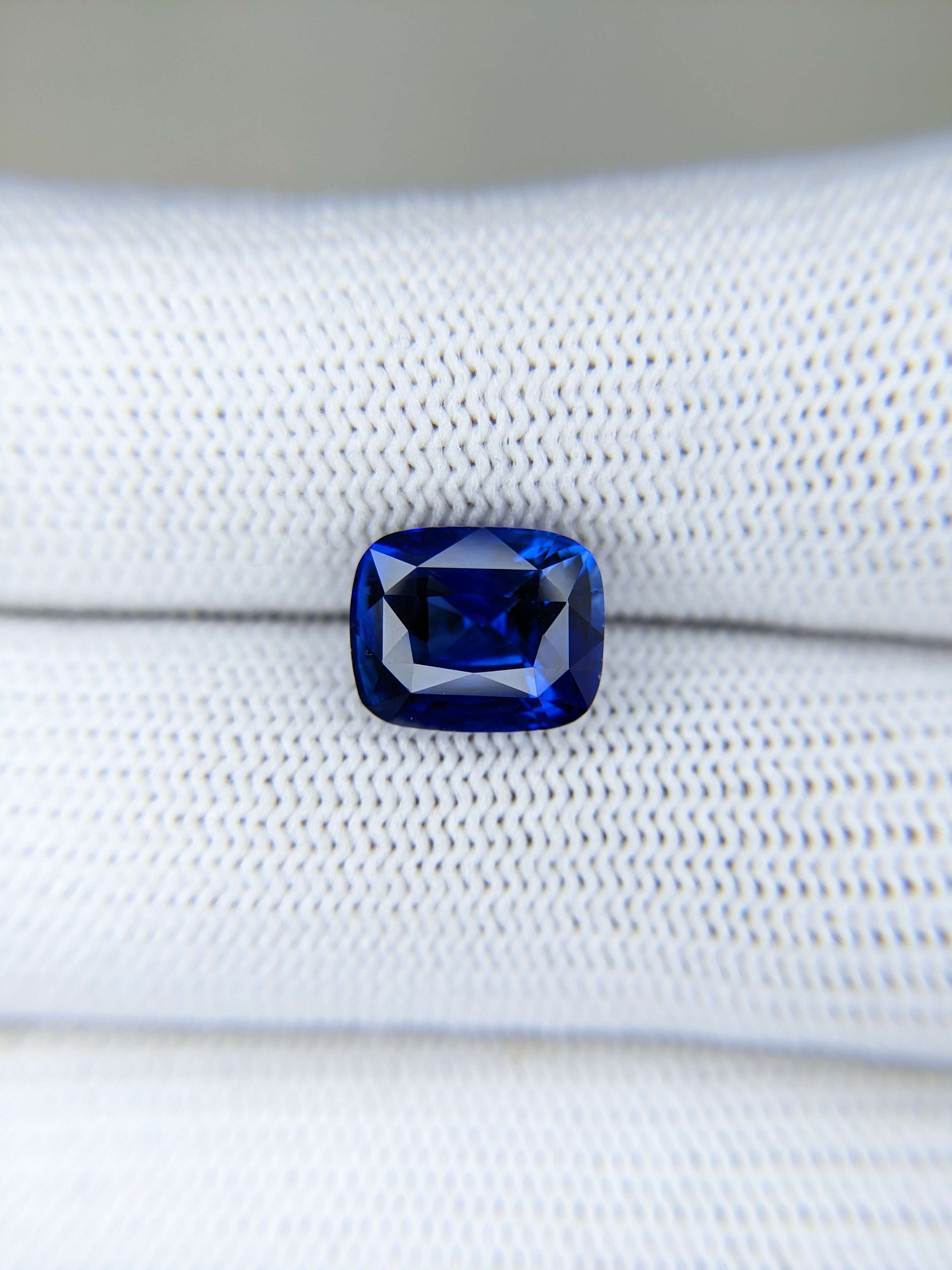 Sapphire Cushion: 4.47ct