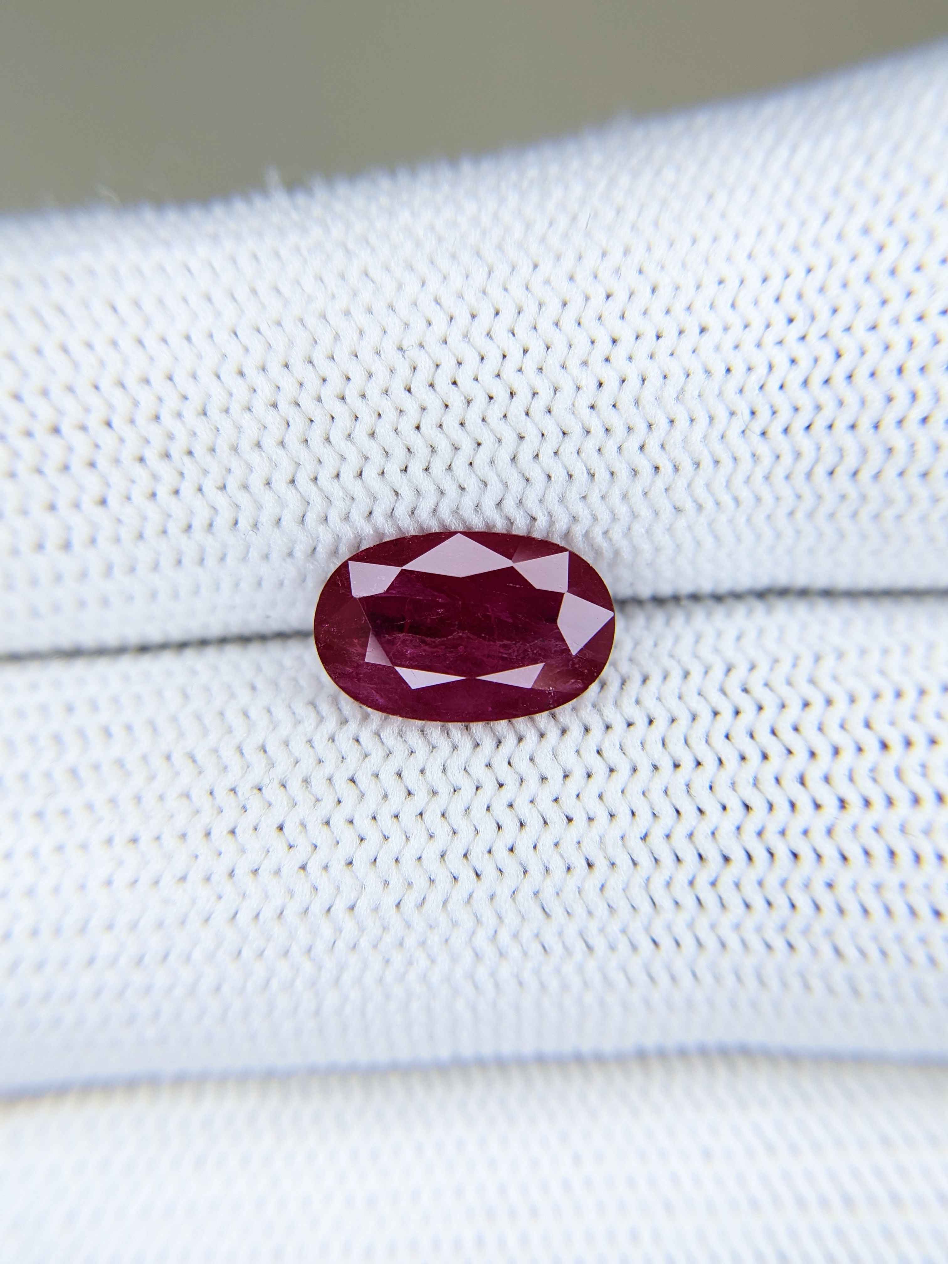 RUBY Oval: 2.85ct