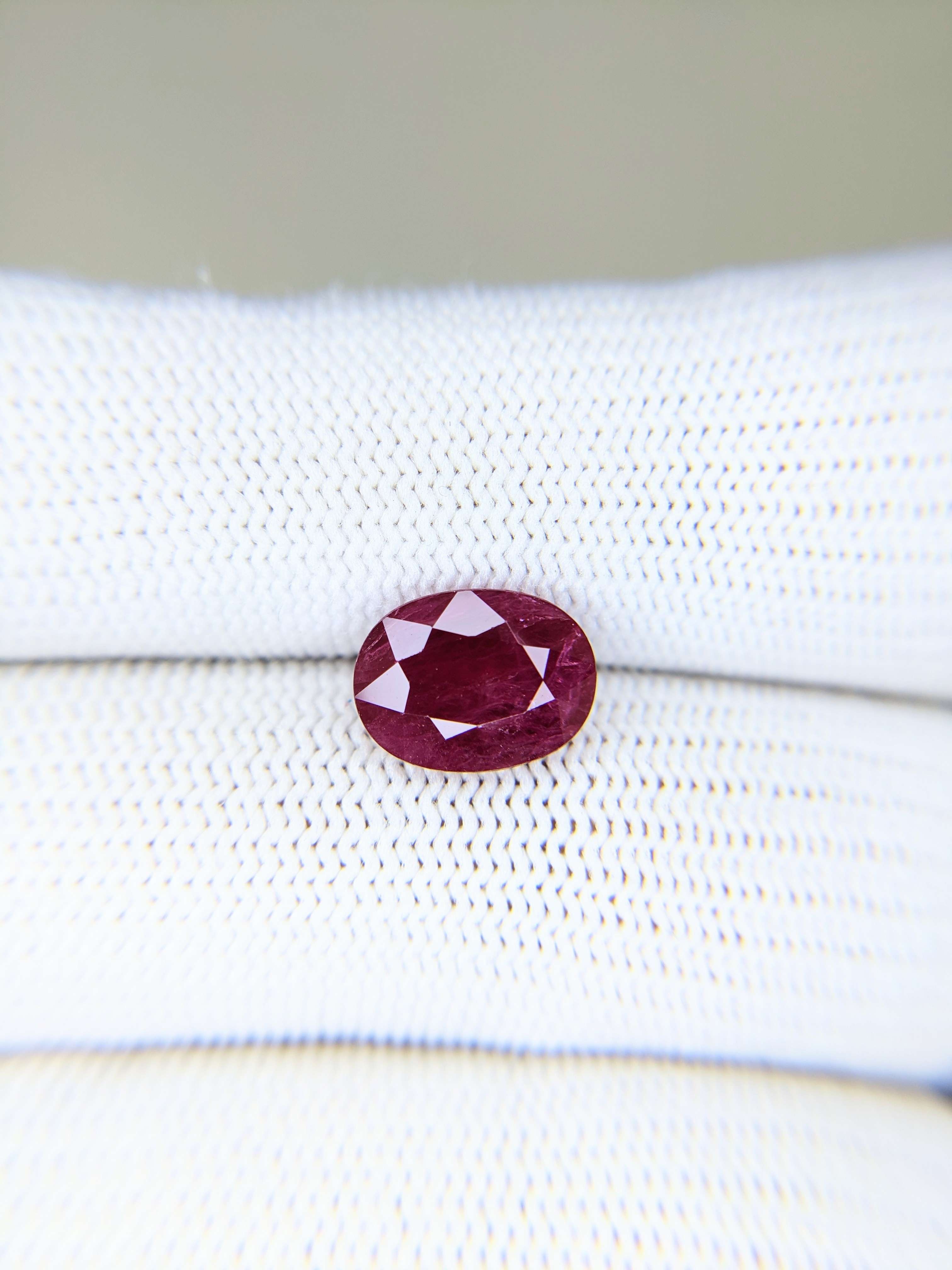 RUBY Oval: 3.77ct