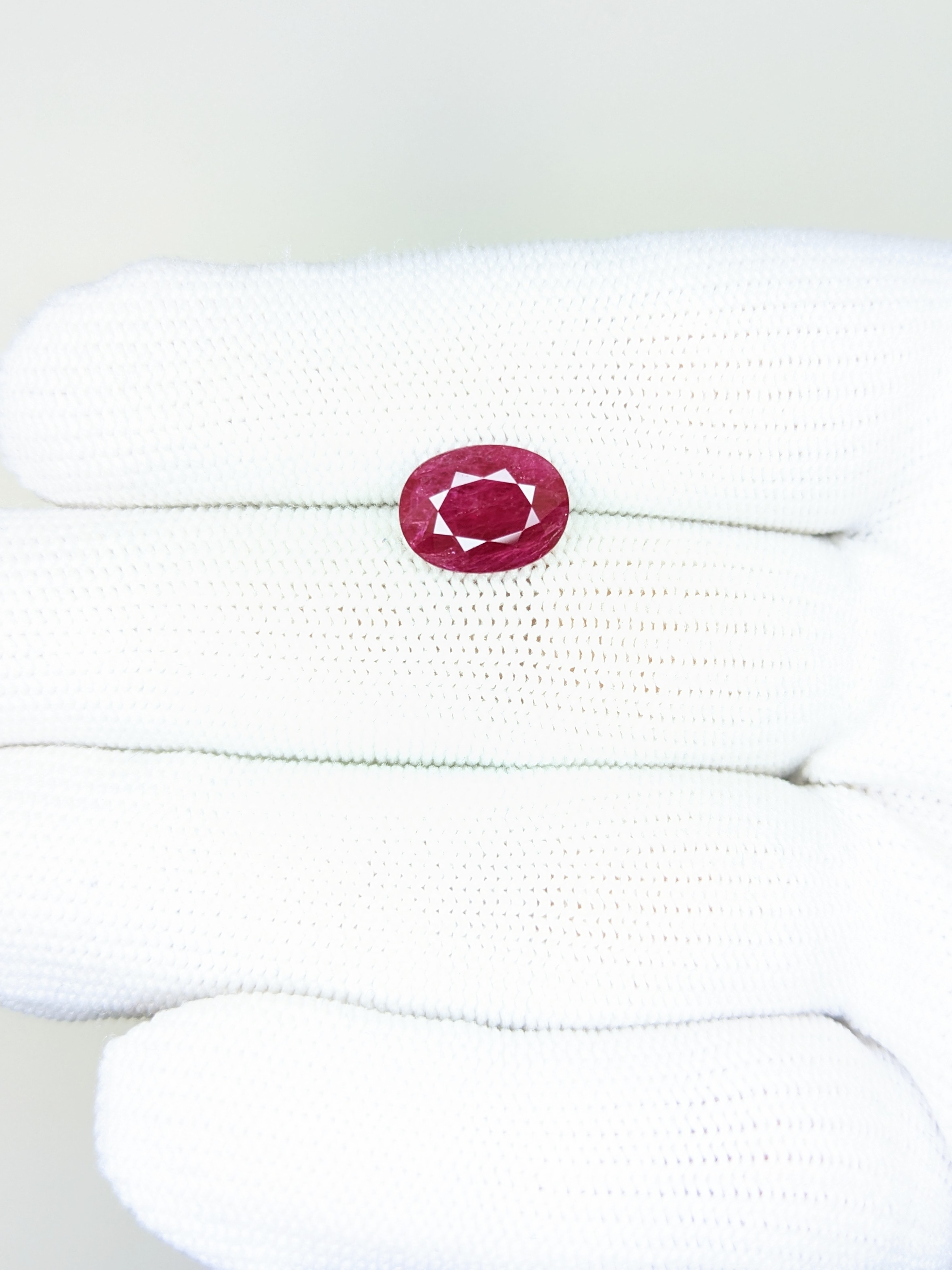 RUBY Oval: 3.77ct
