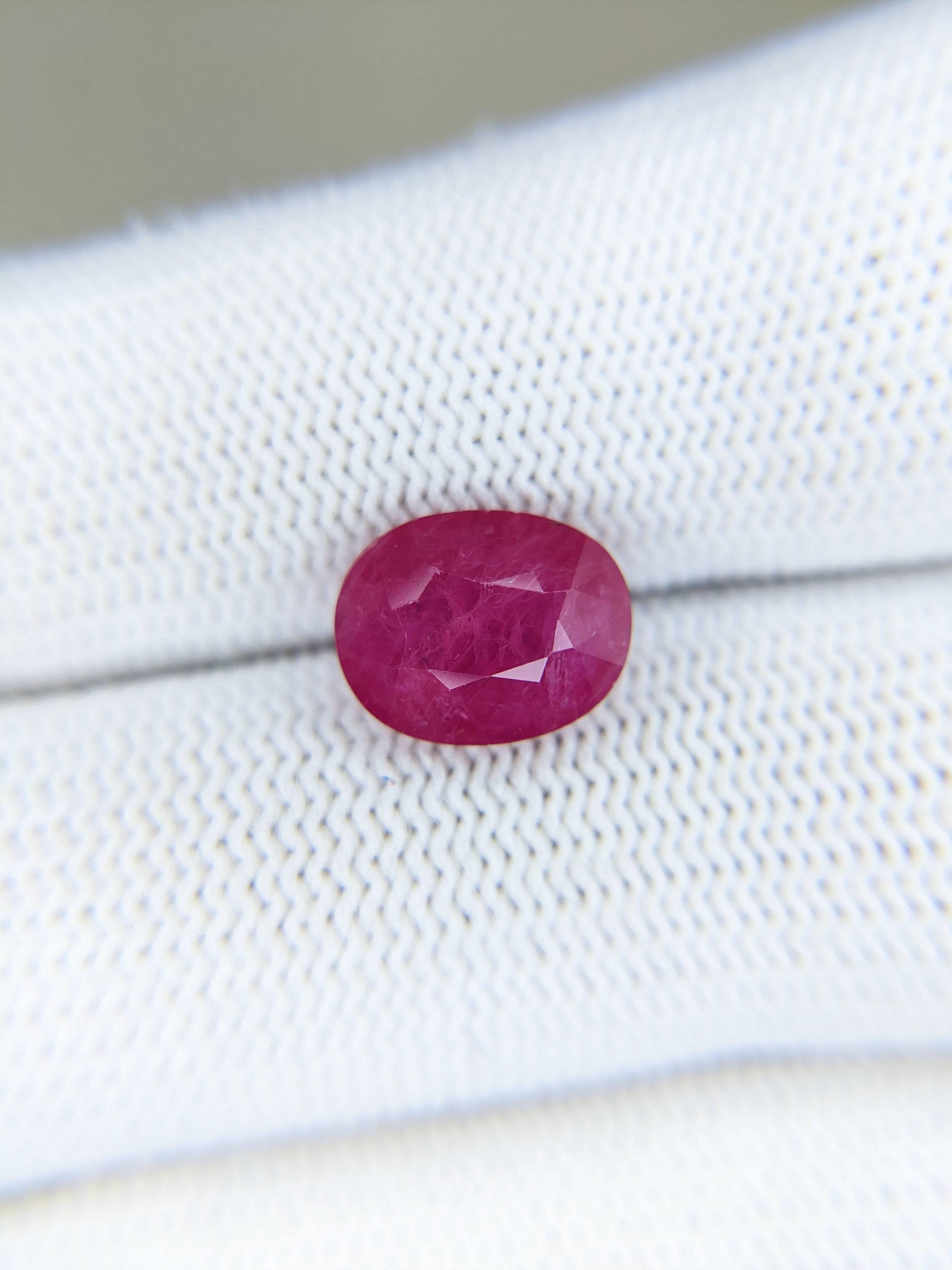 RUBY Oval: 3.88ct