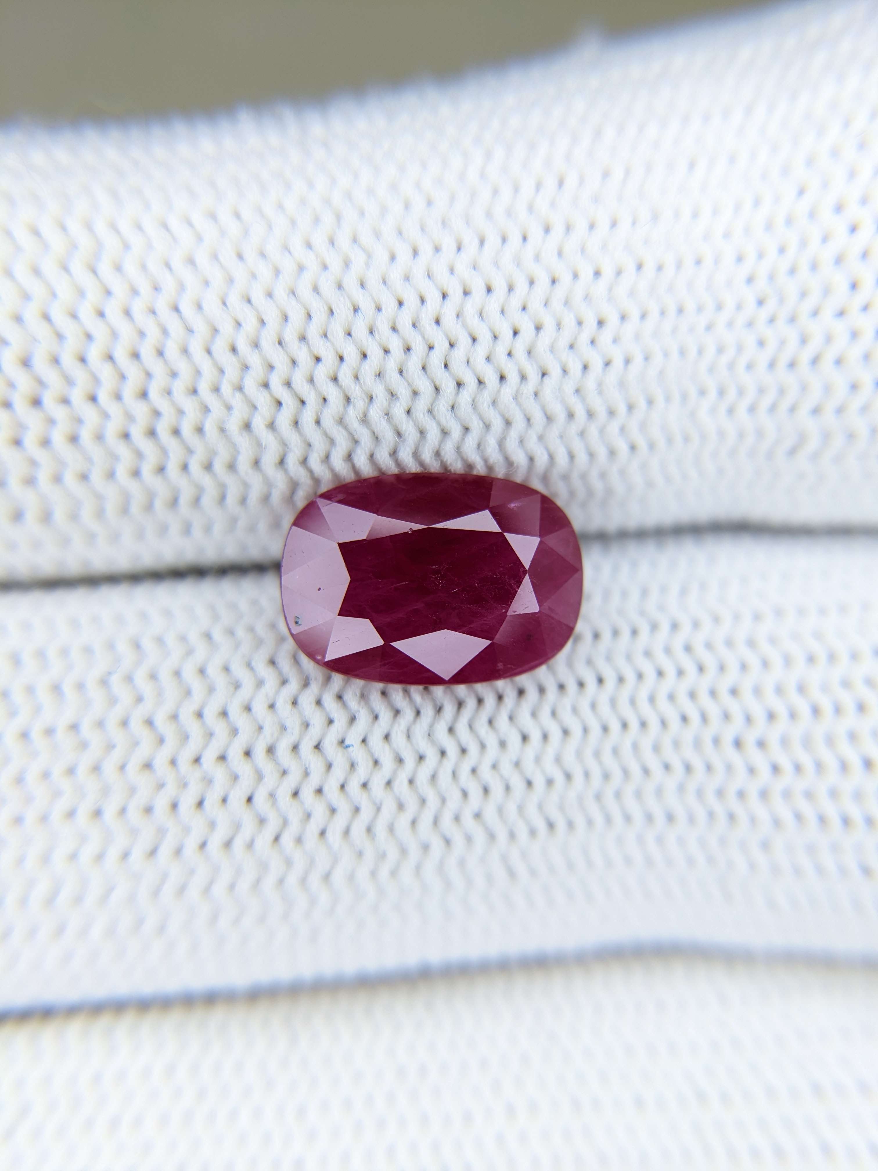 RUBY Oval: 3.43ct