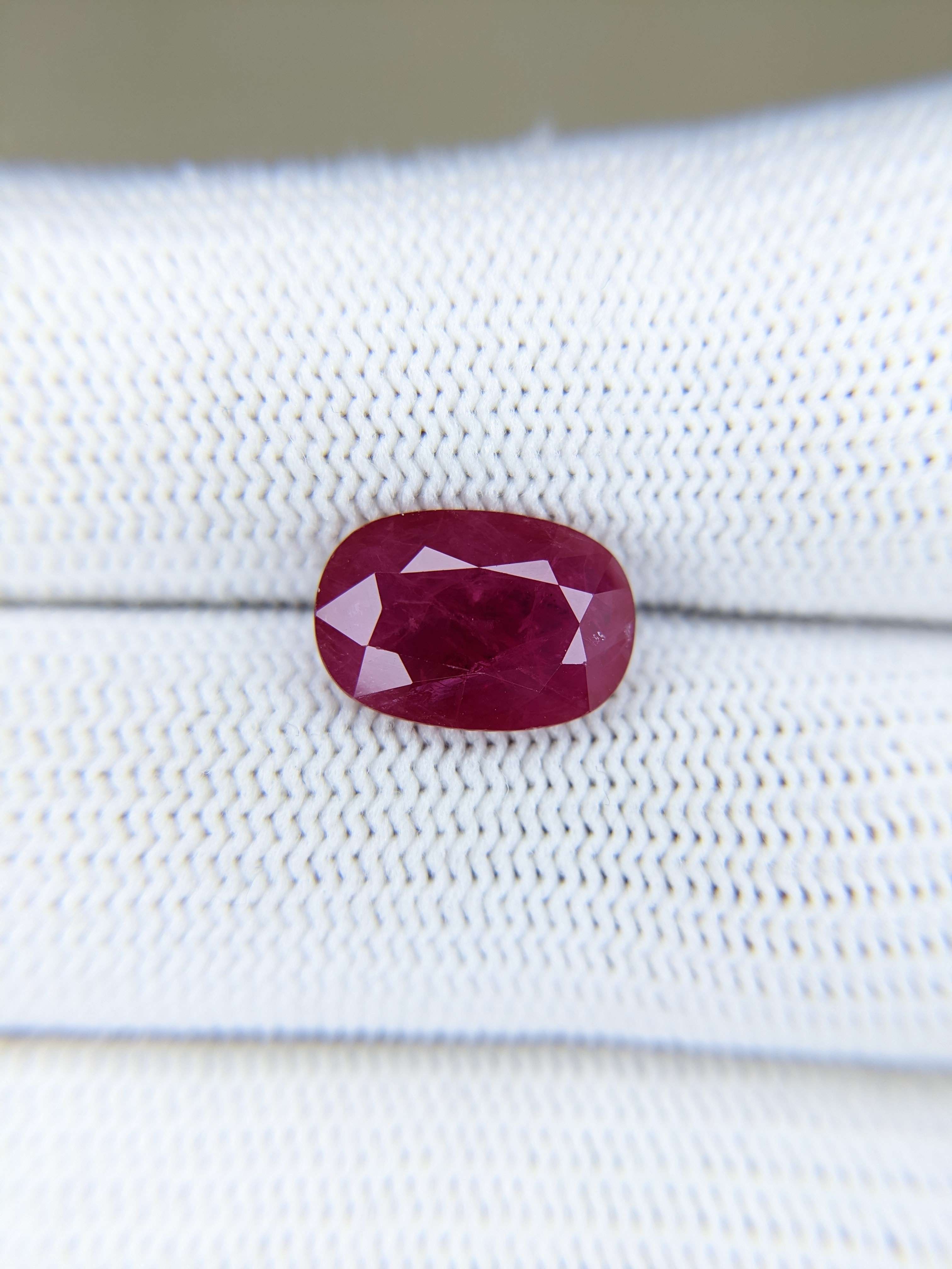 RUBY Oval: 3.86ct