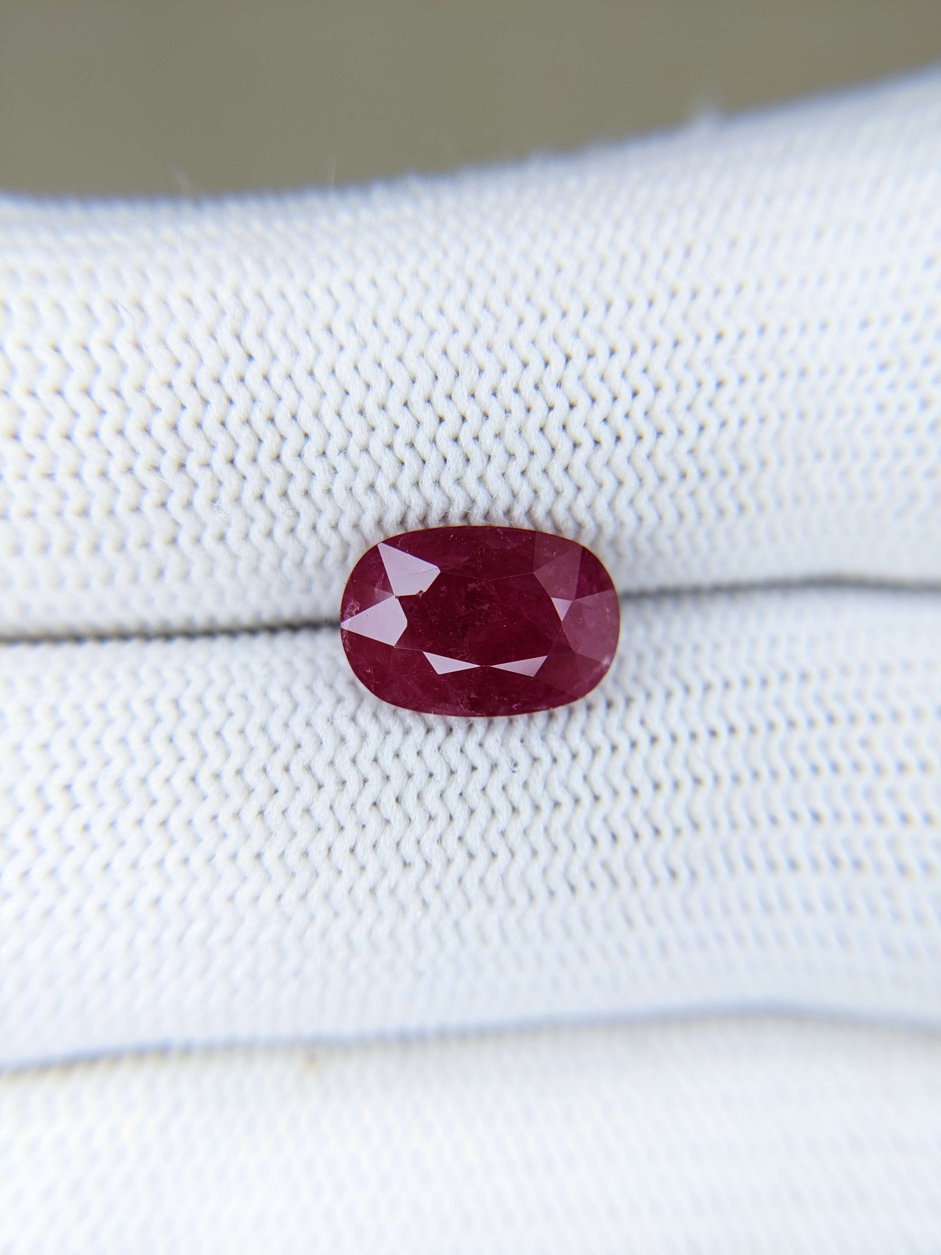 RUBY Oval: 2.80ct