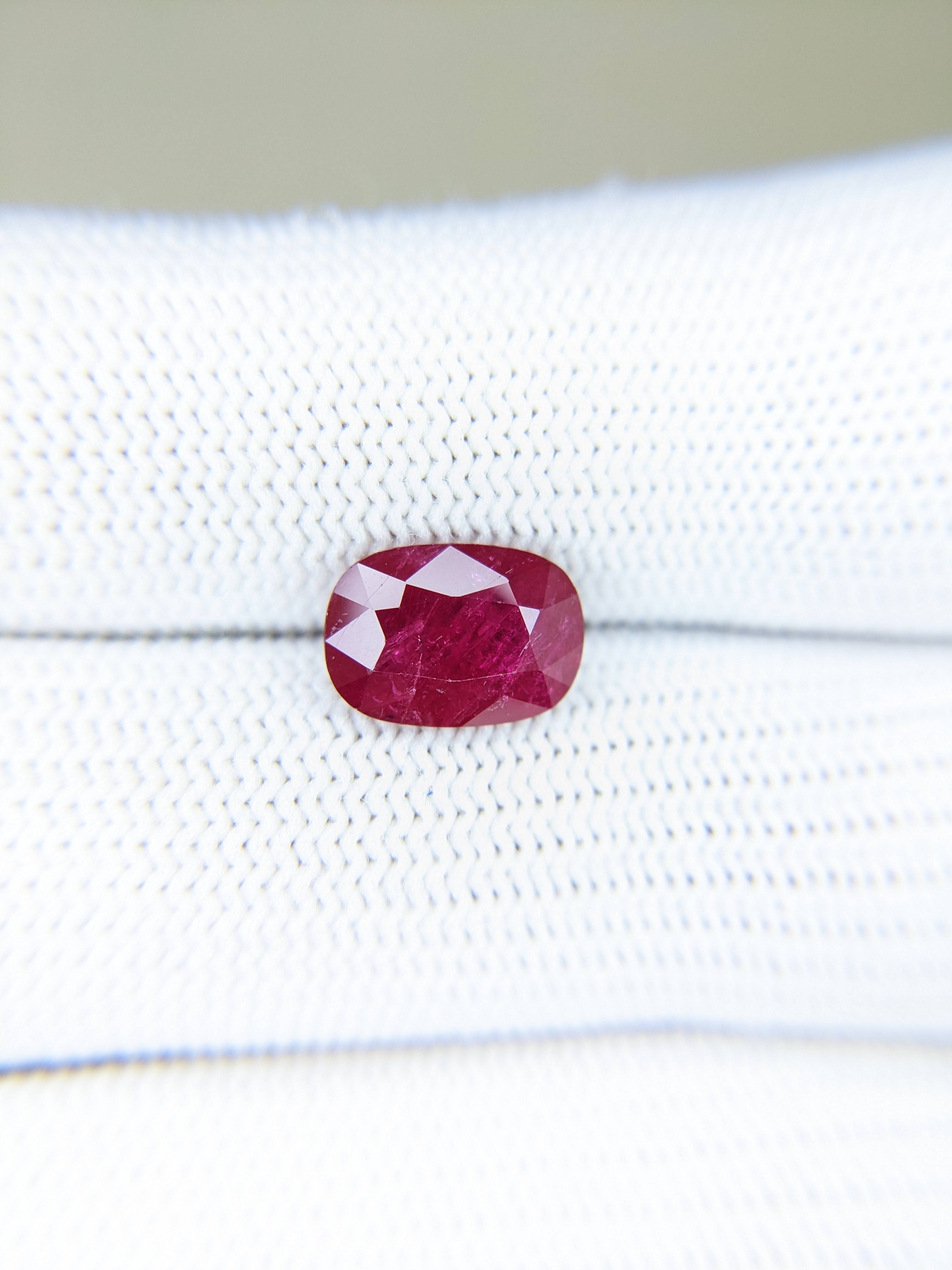 RUBY Oval: 3.04ct