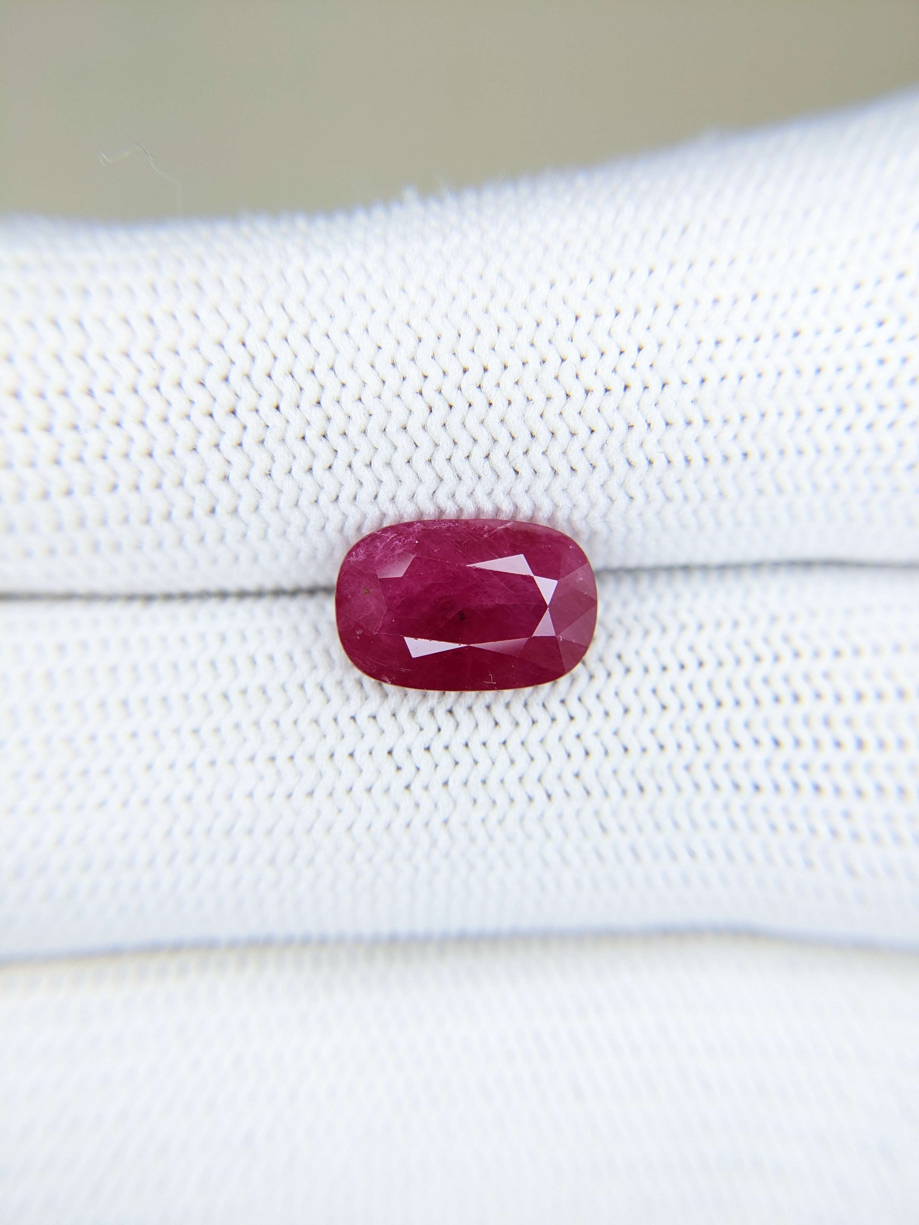 RUBY Oval: 3.87ct