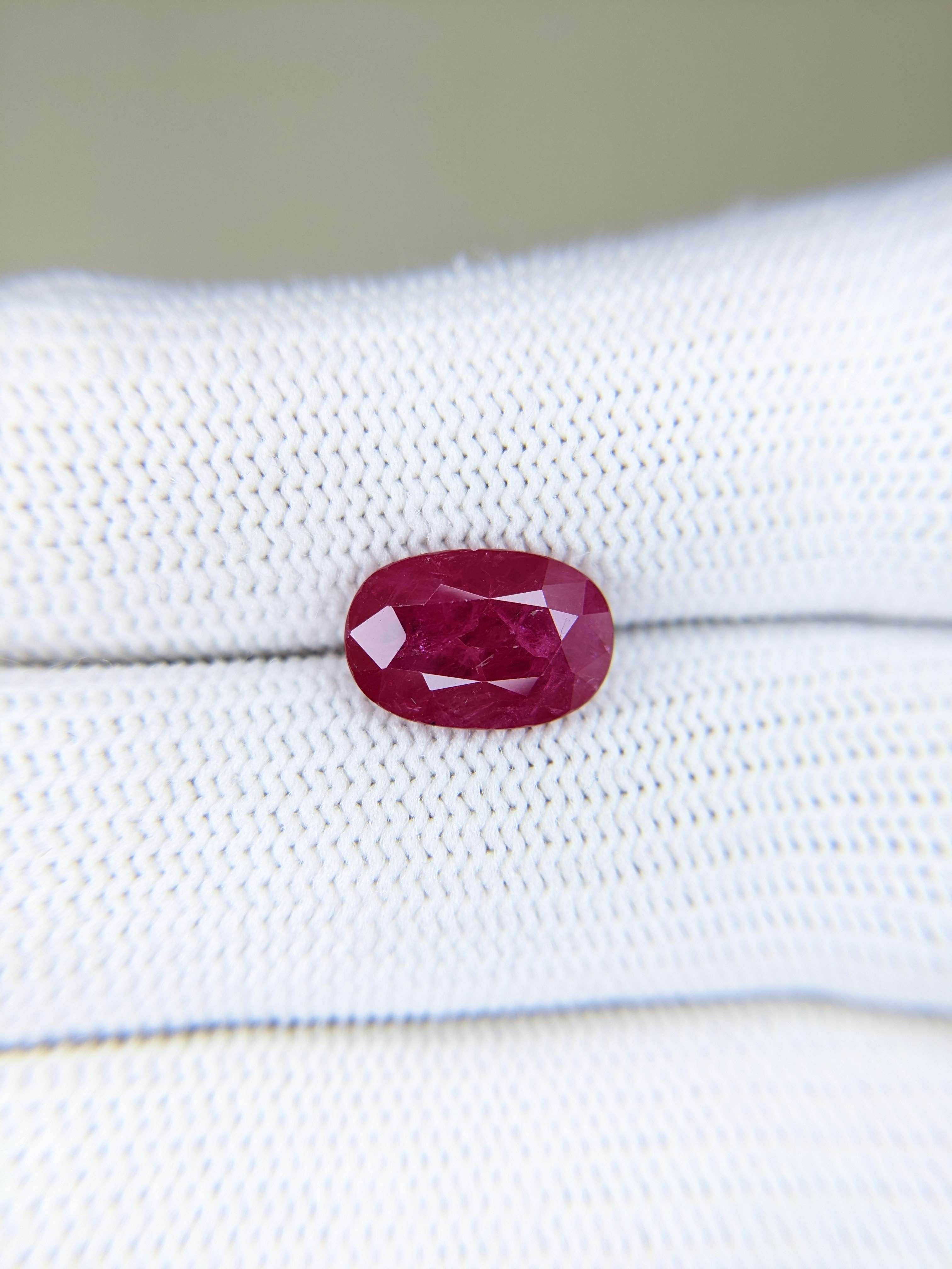 RUBY Oval: 3.34ct