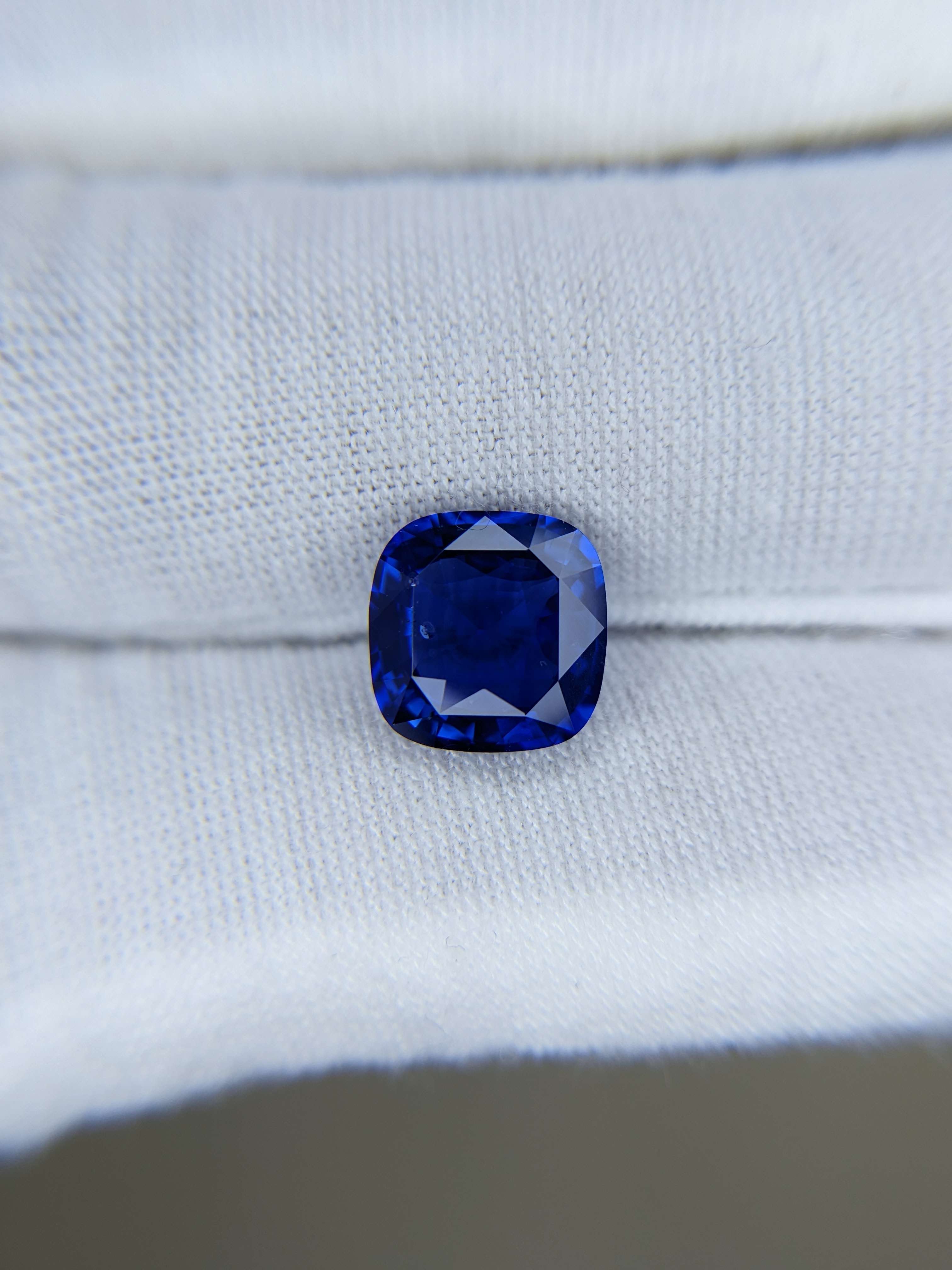 Blue Sapphire Cushion: 4.04ct