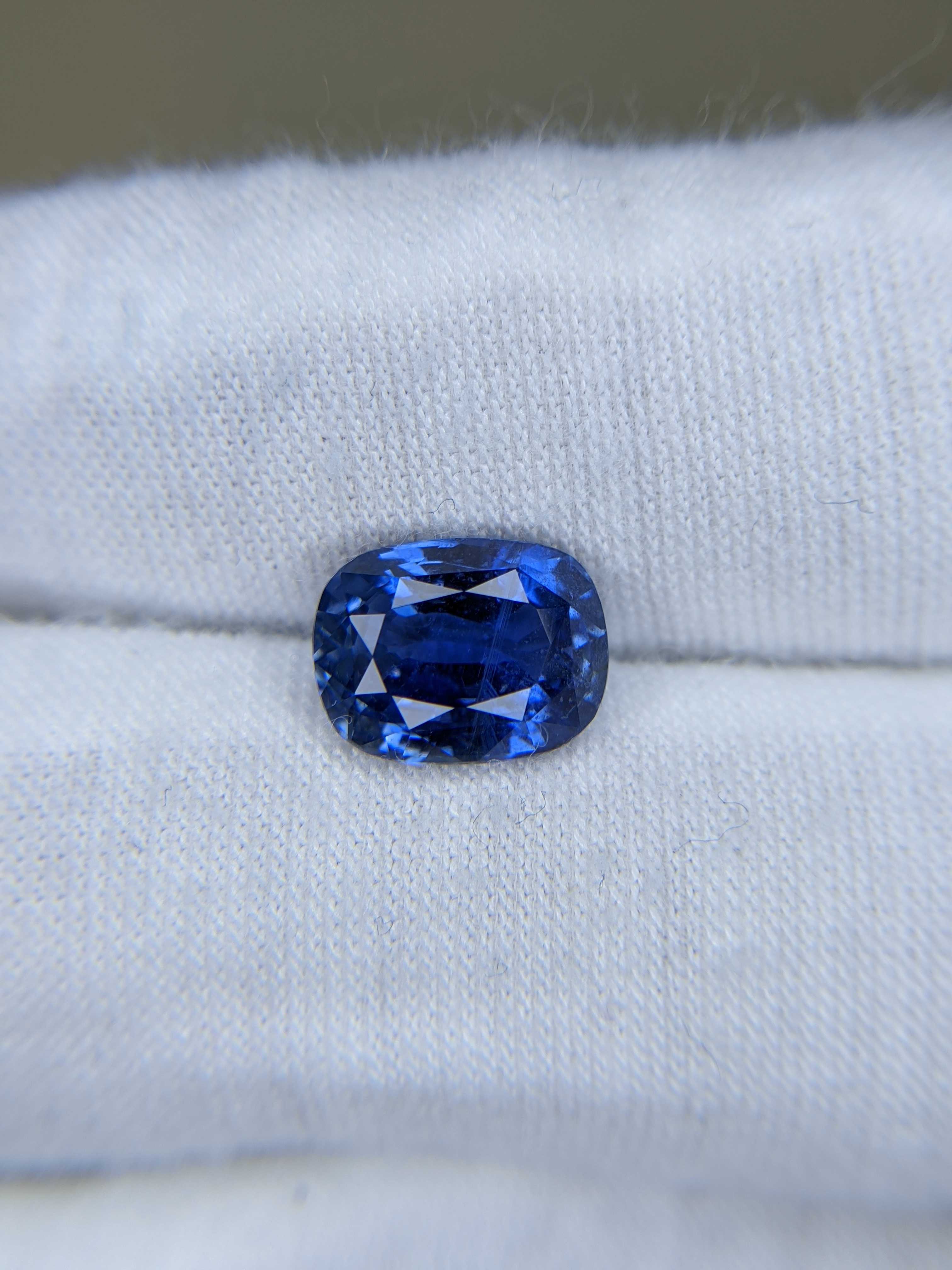 Blue Sapphire Cushion: 4.08ct