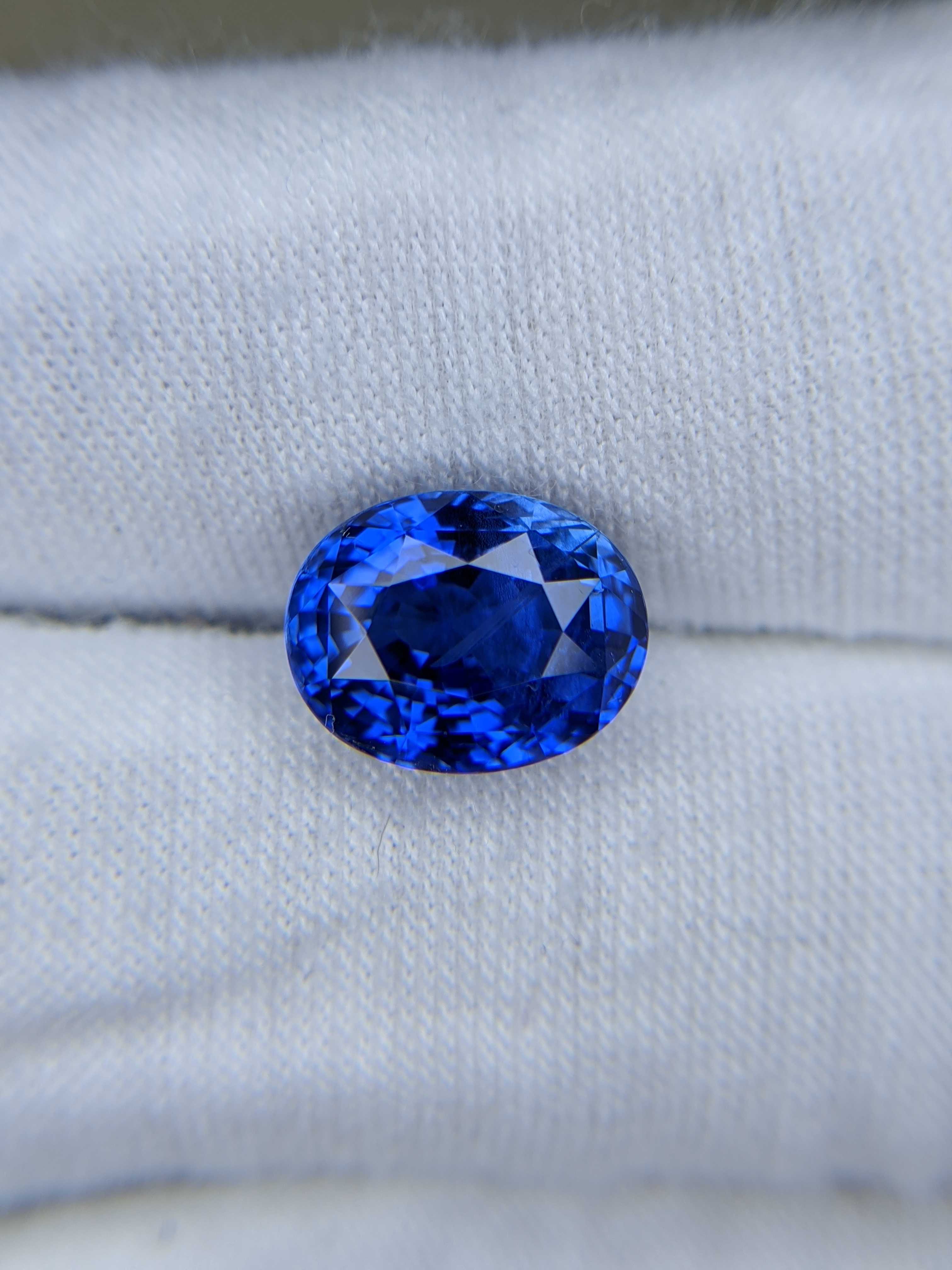 Blue Sapphire Oval: 5.28ct