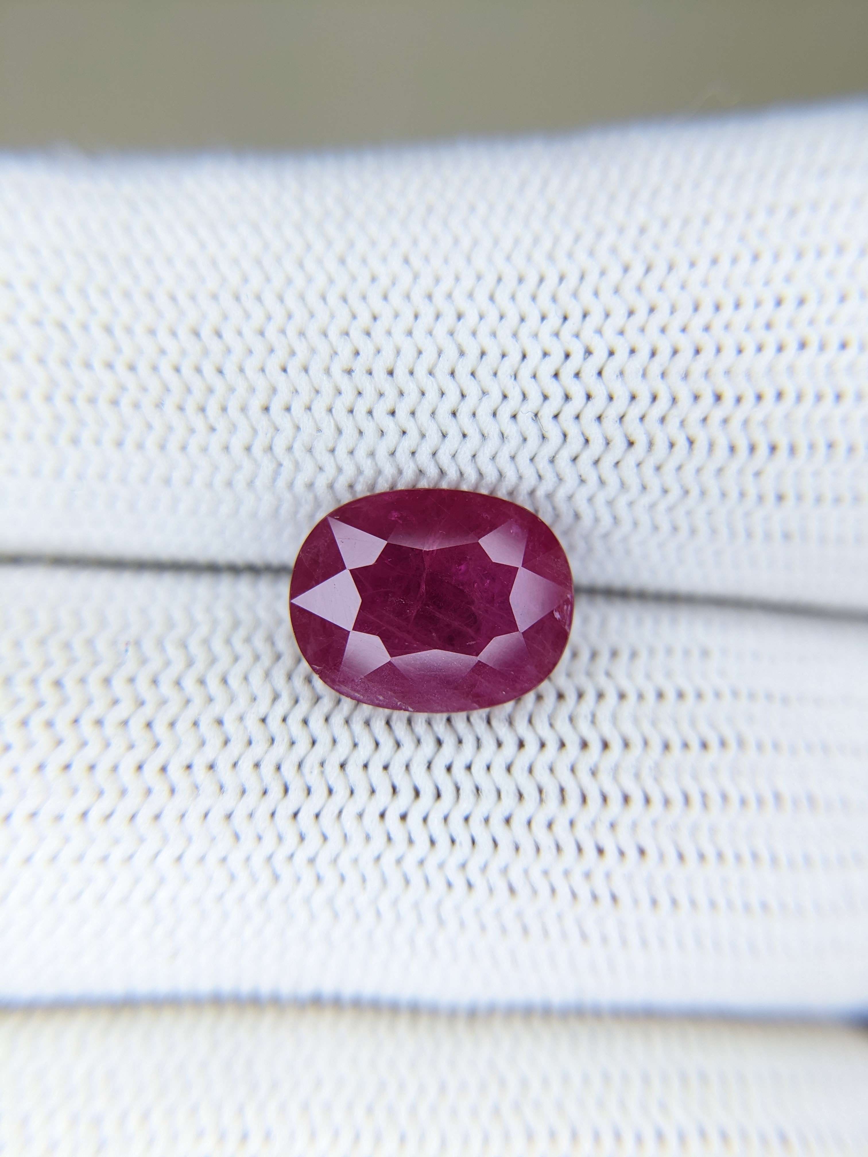 RUBY Oval: 3.76ct