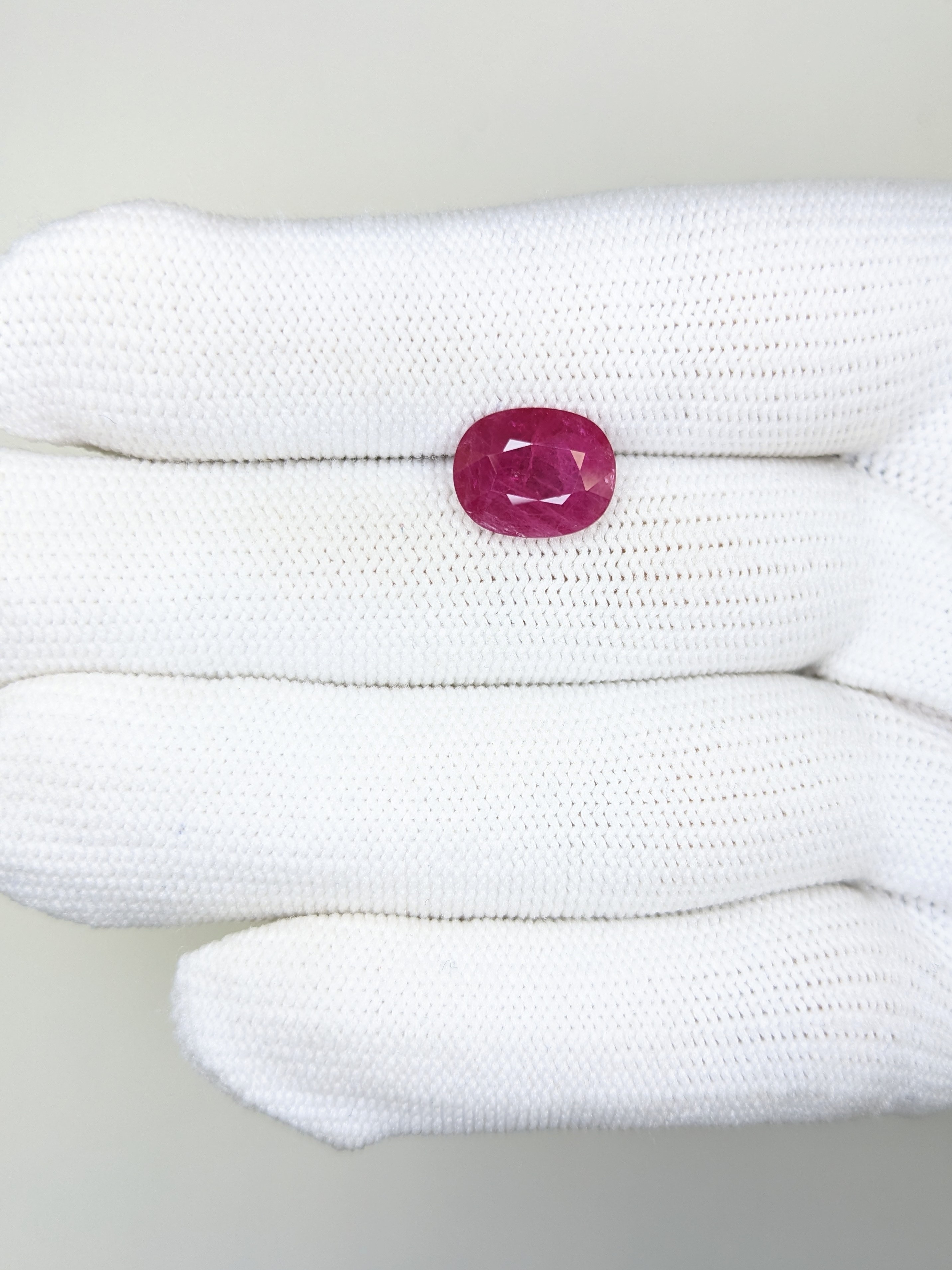 RUBY Oval: 3.76ct