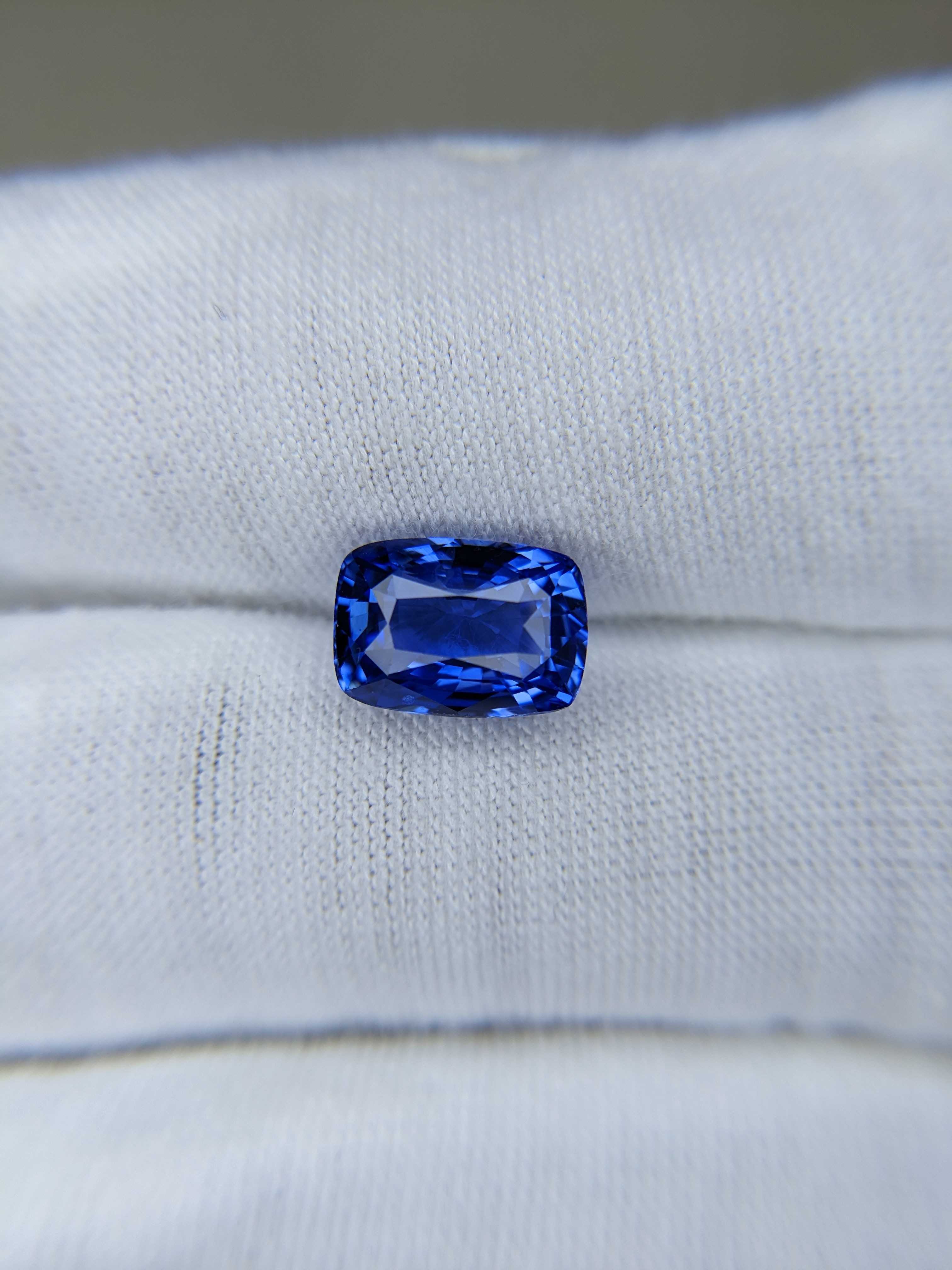 Blue Sapphire Cushion: 4.03ct