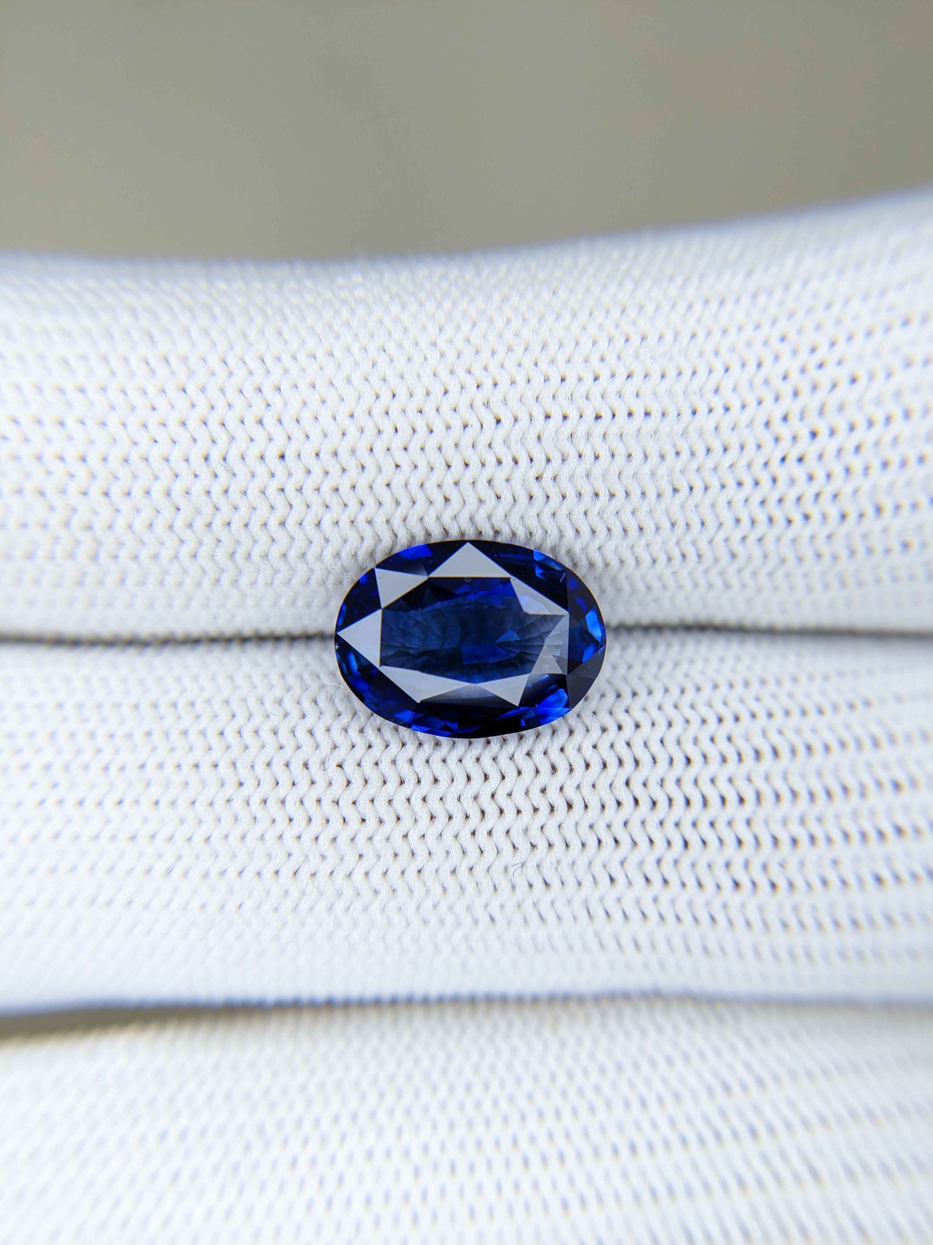 Sapphire Oval: 4.24ct