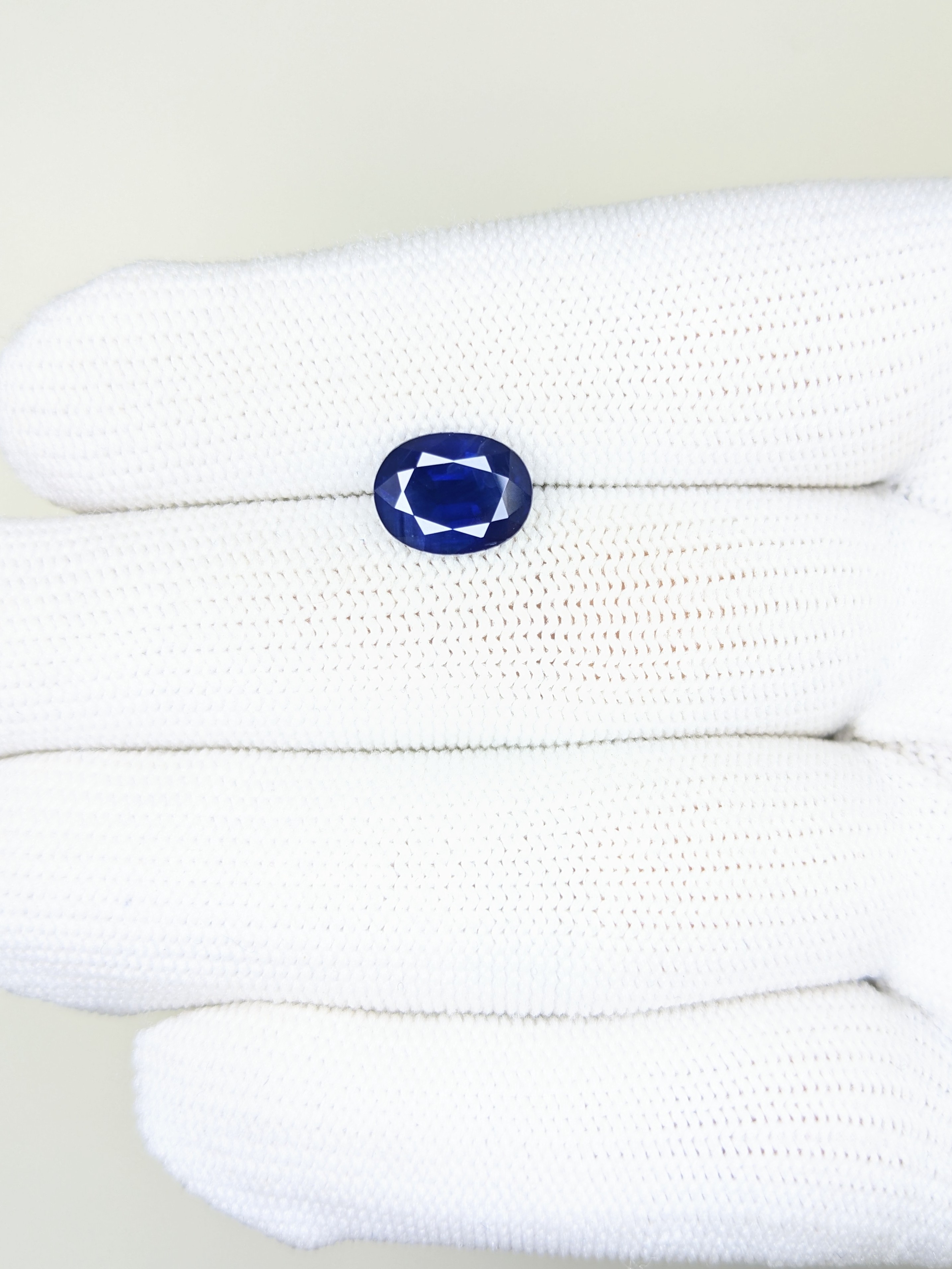Sapphire Oval: 3.06ct