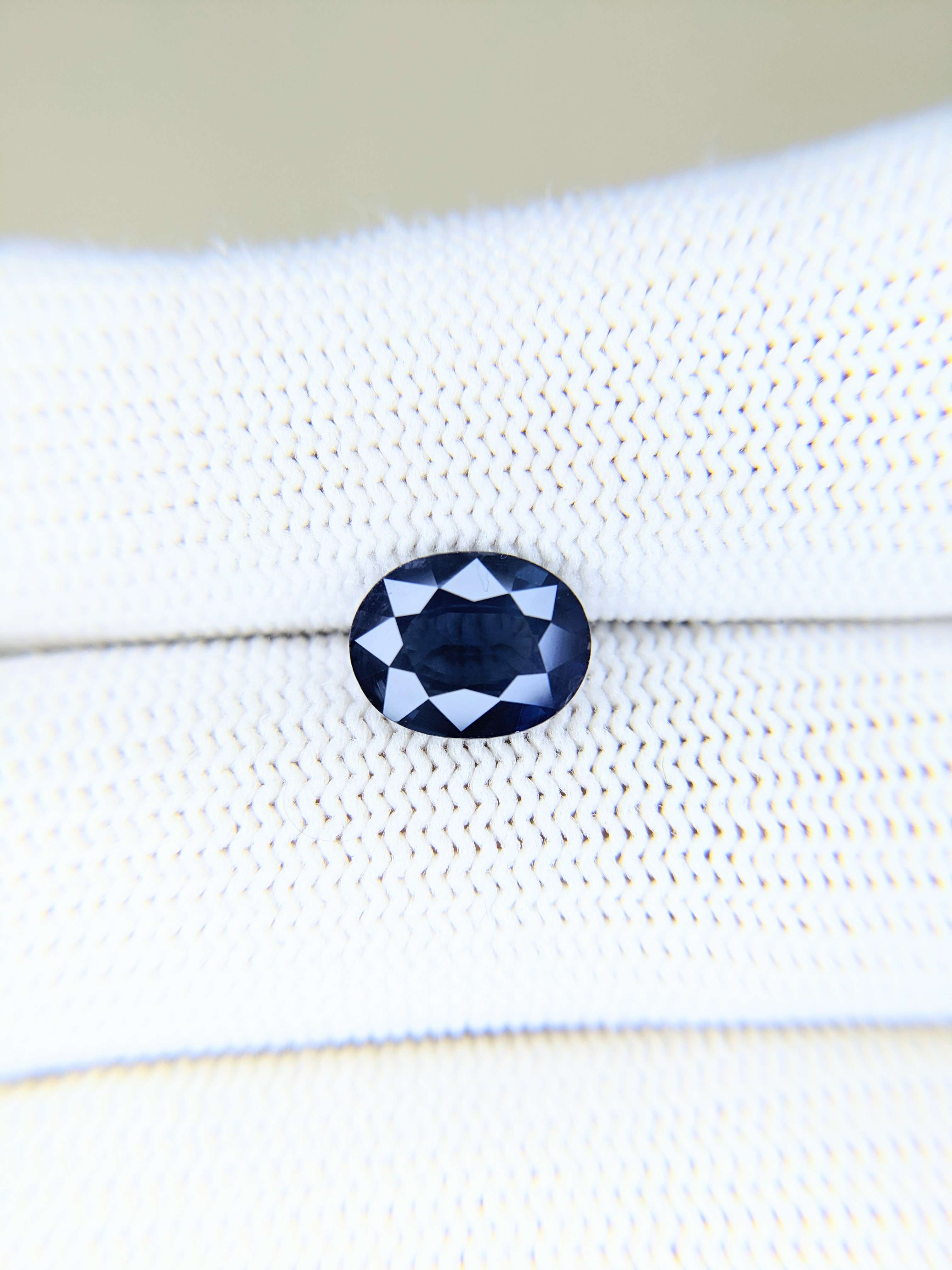 Sapphire Oval: 2.56ct