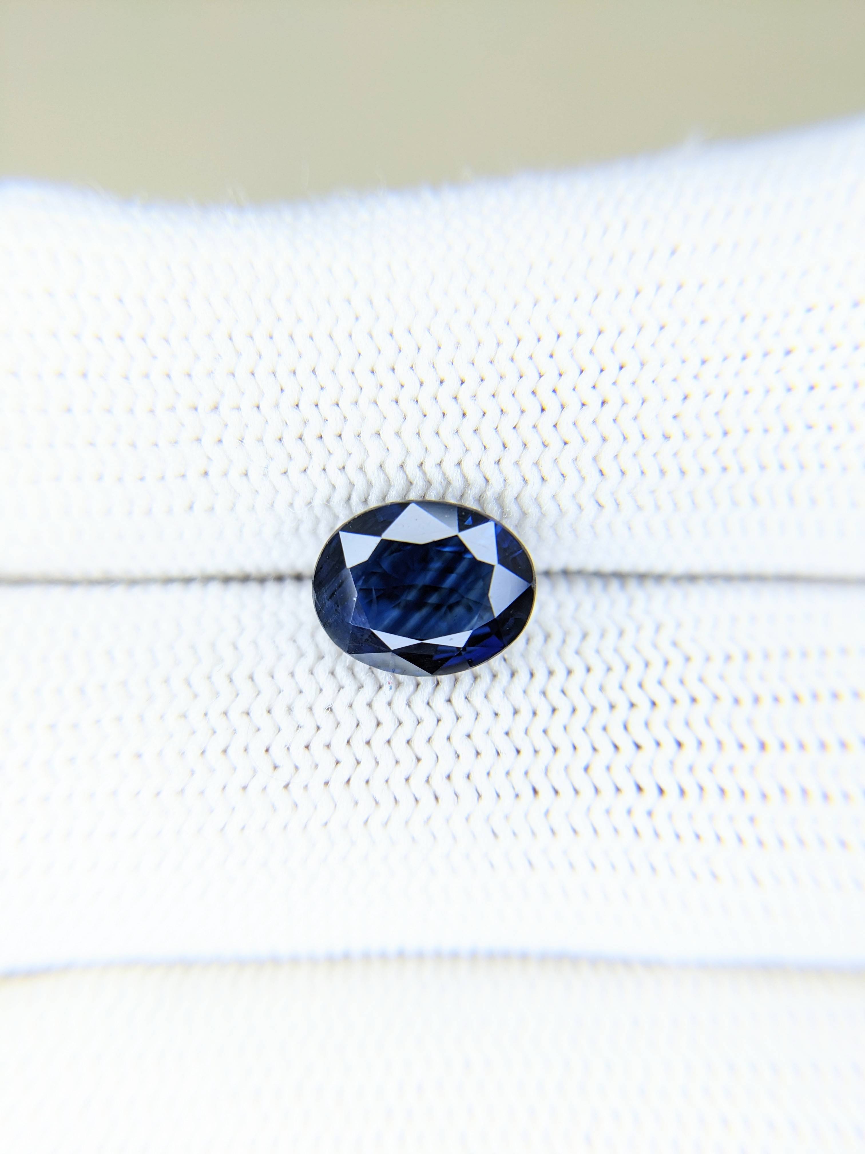 Sapphire Oval: 3.07ct