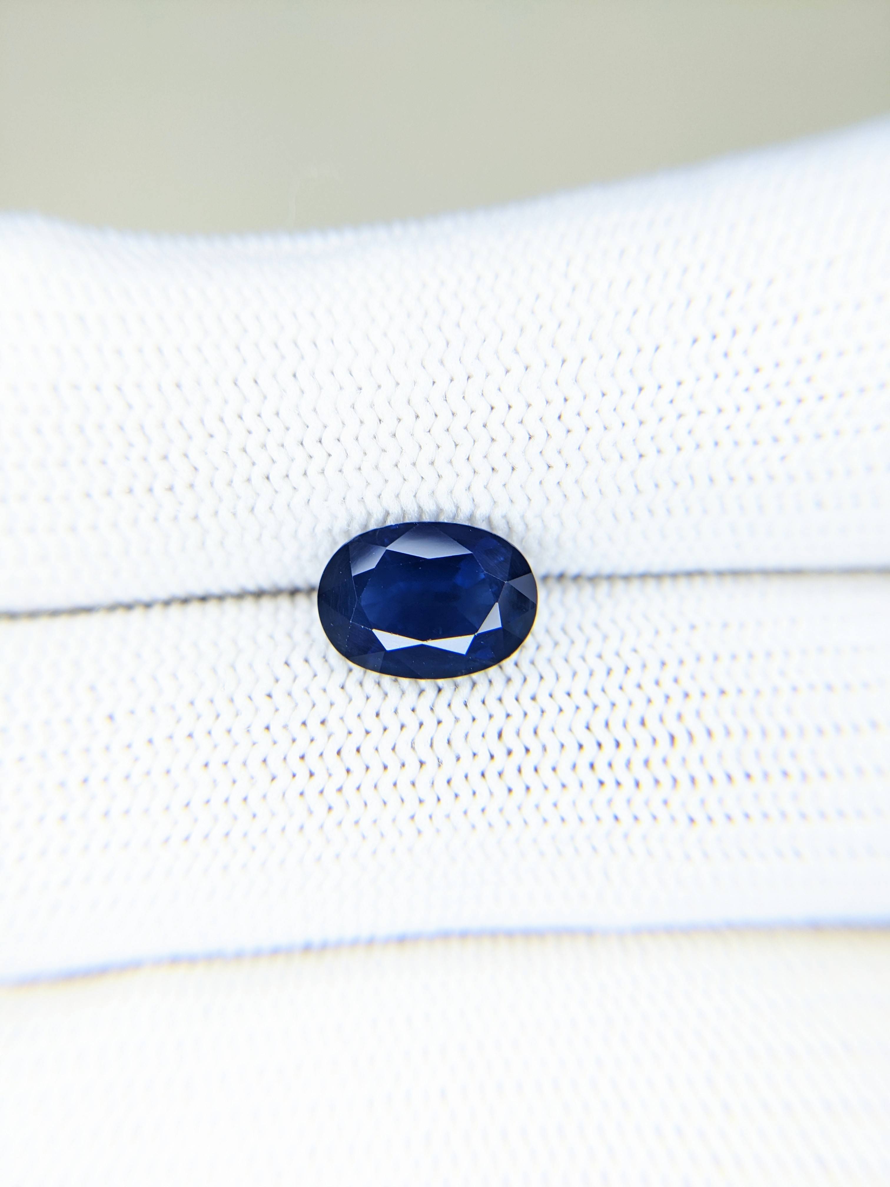 Sapphire Oval: 3.26ct