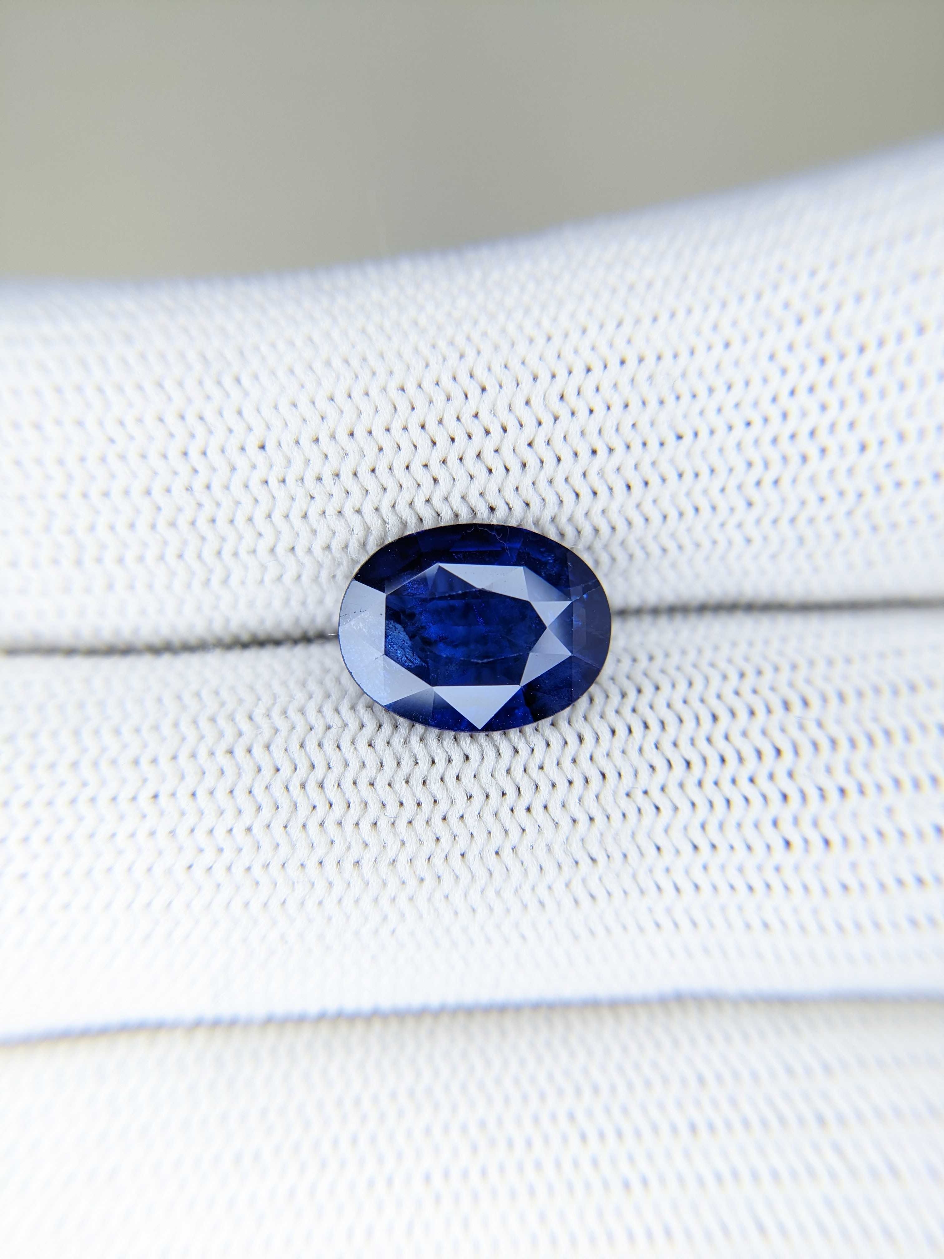 Sapphire Oval: 3.91ct