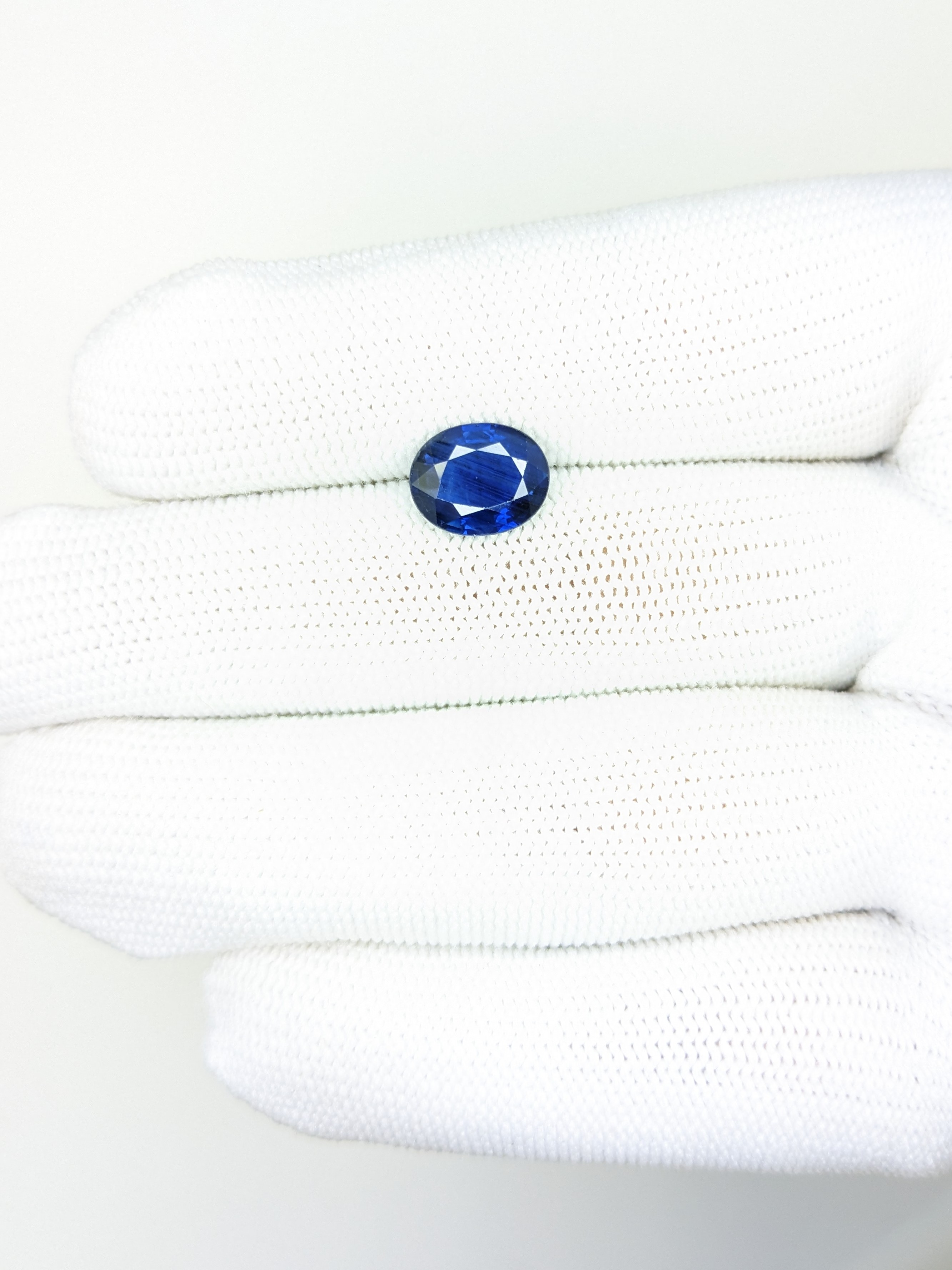 Sapphire Oval: 2.73ct