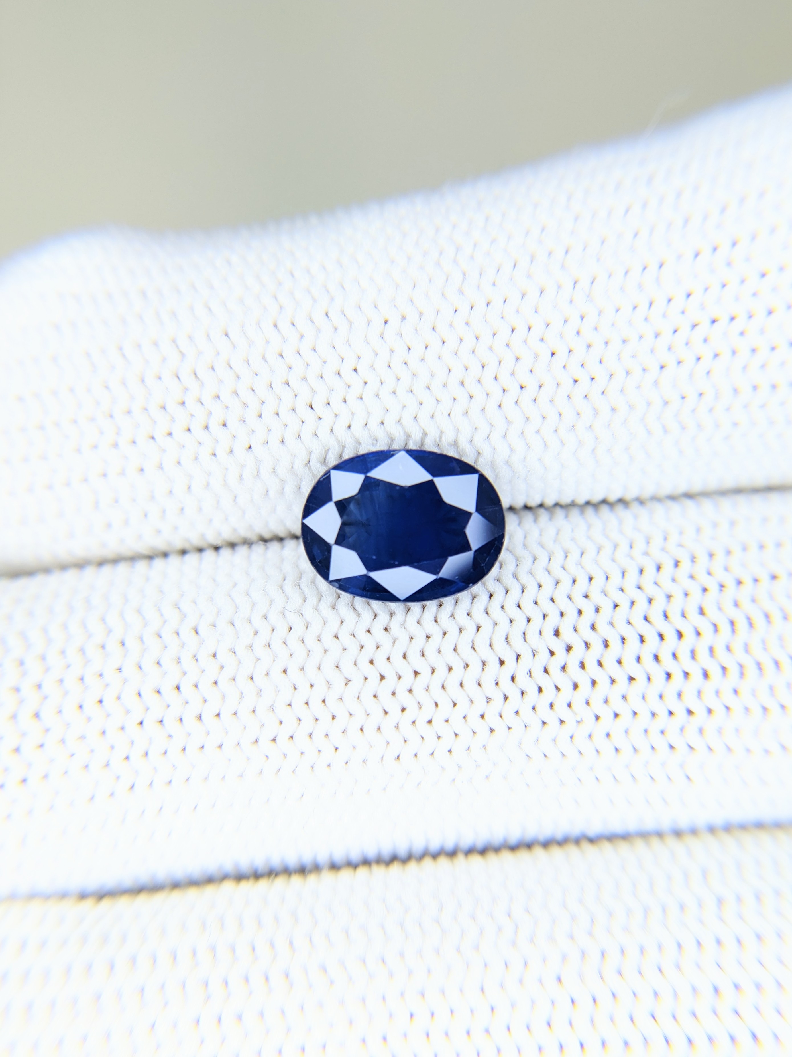 Sapphire Oval: 3.03ct