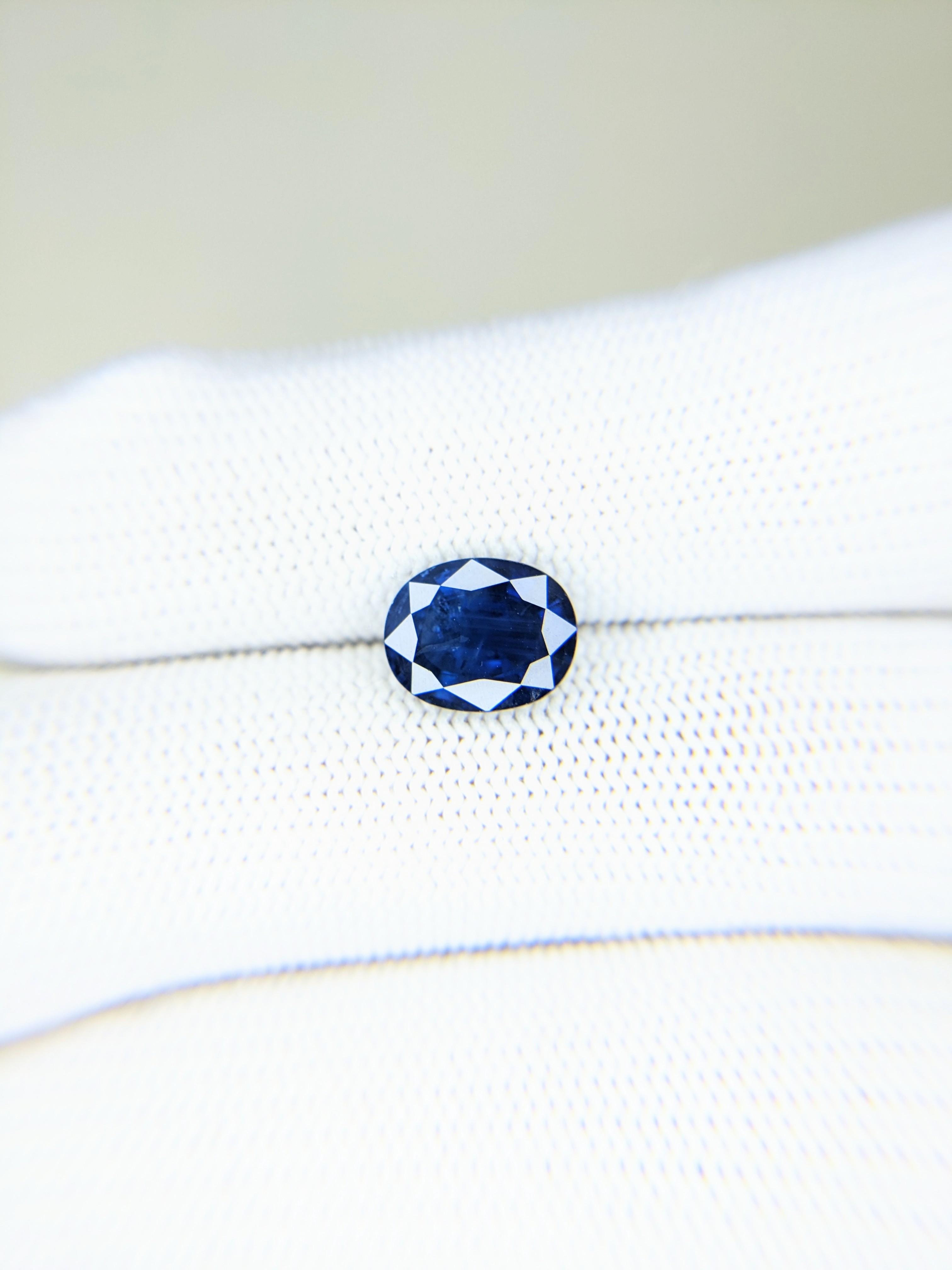 Sapphire Oval: 3.79ct