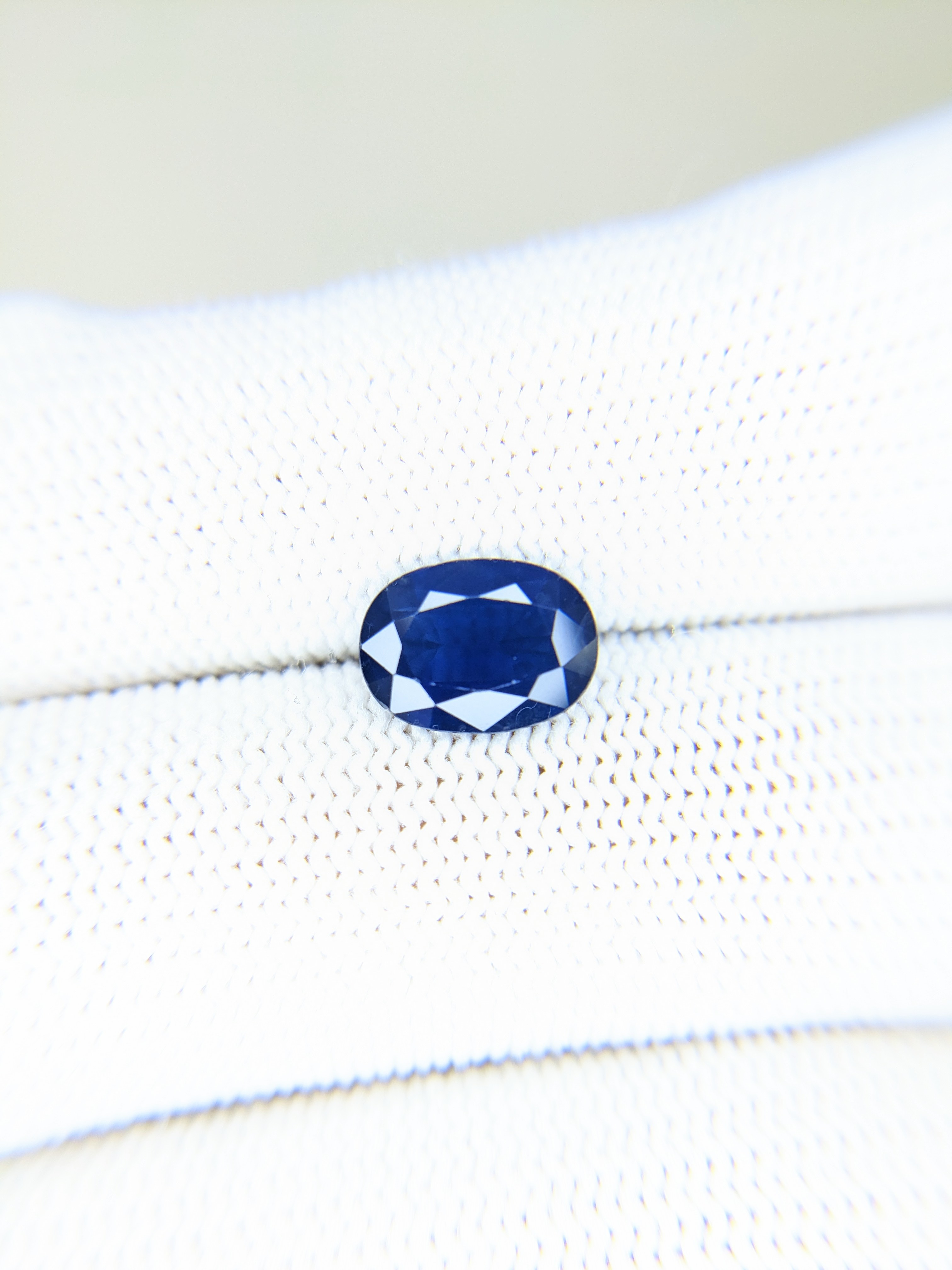 Sapphire Oval: 2.73ct