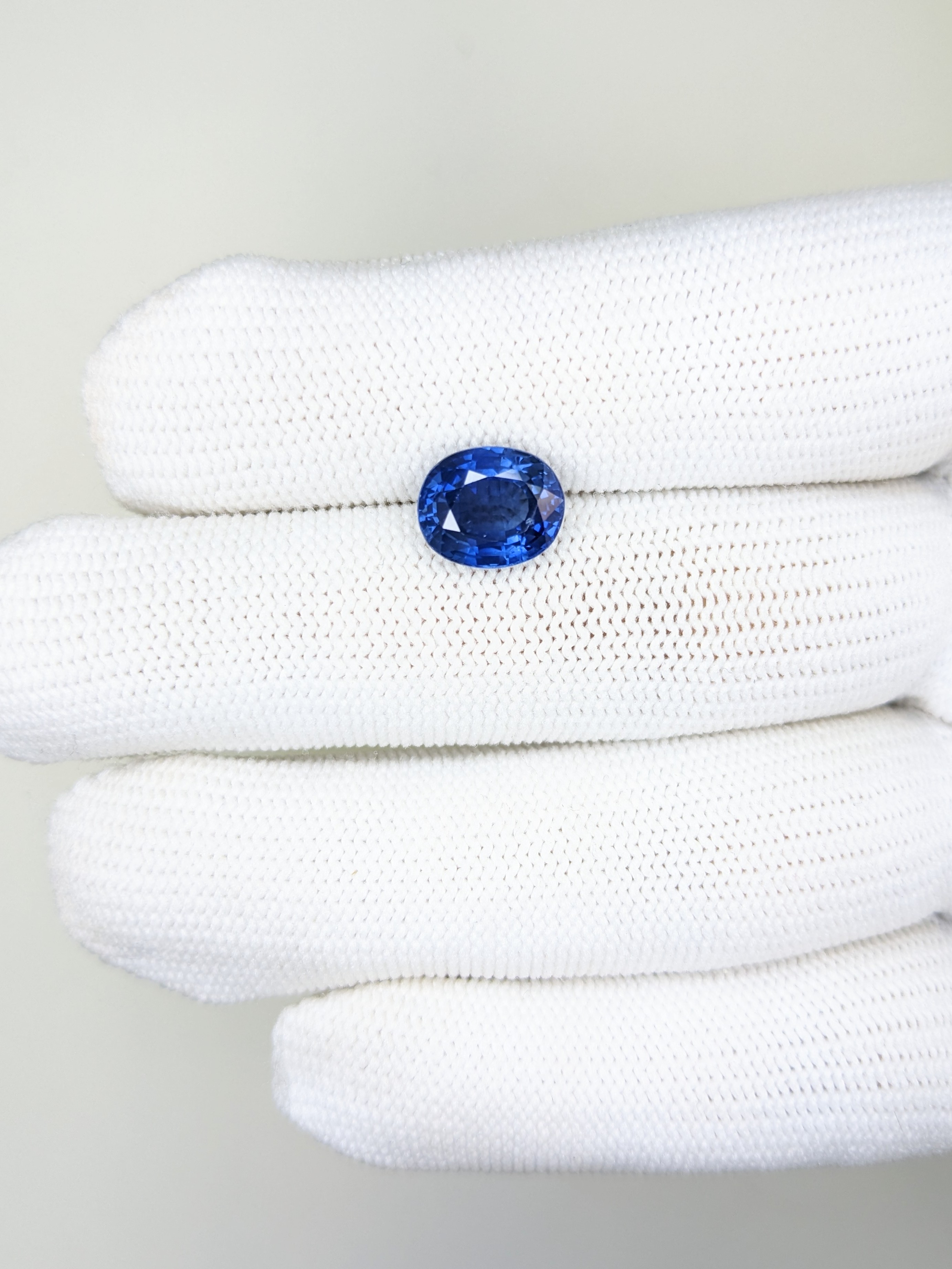 Sapphire Oval: 3.81ct