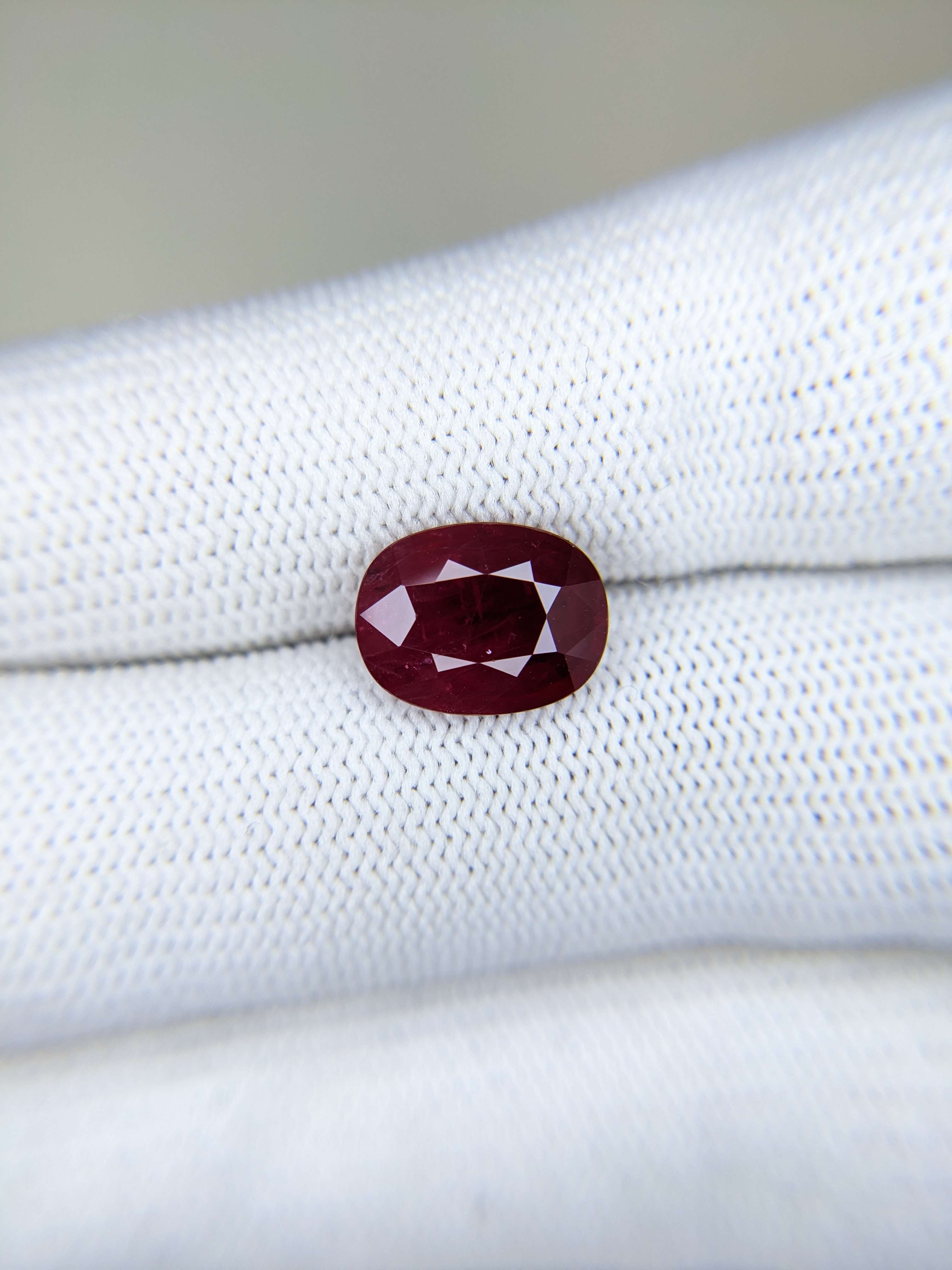 Ruby Oval: 3.95ct